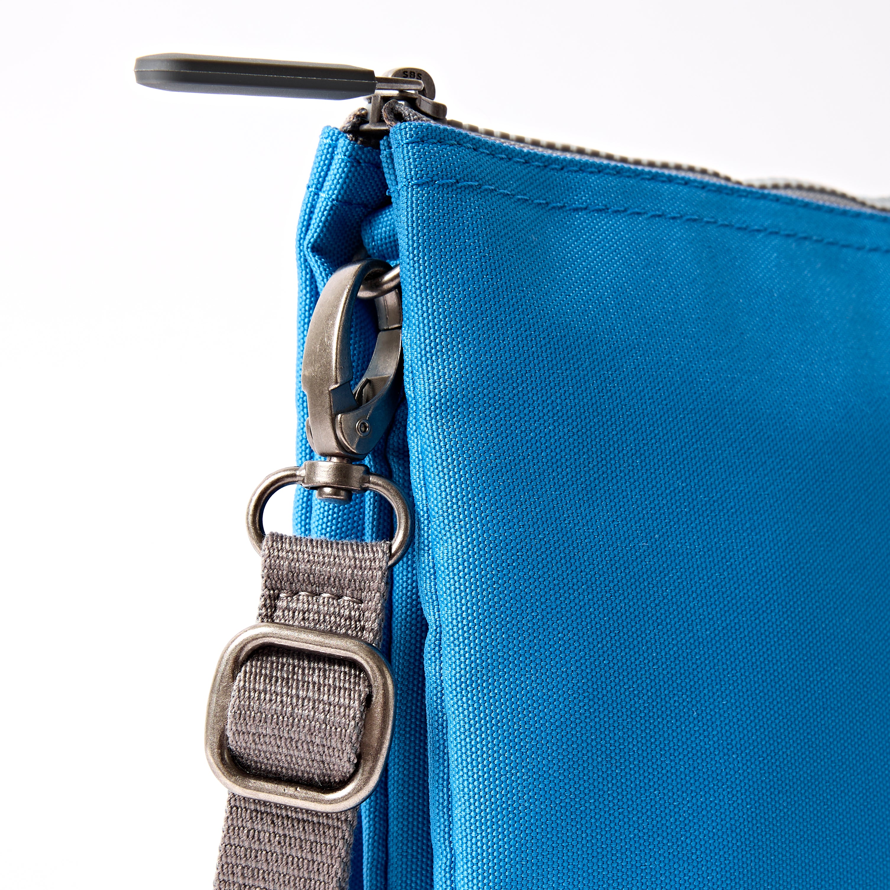 Roka London Carnaby XL crossbody malibu blue 0,5 l