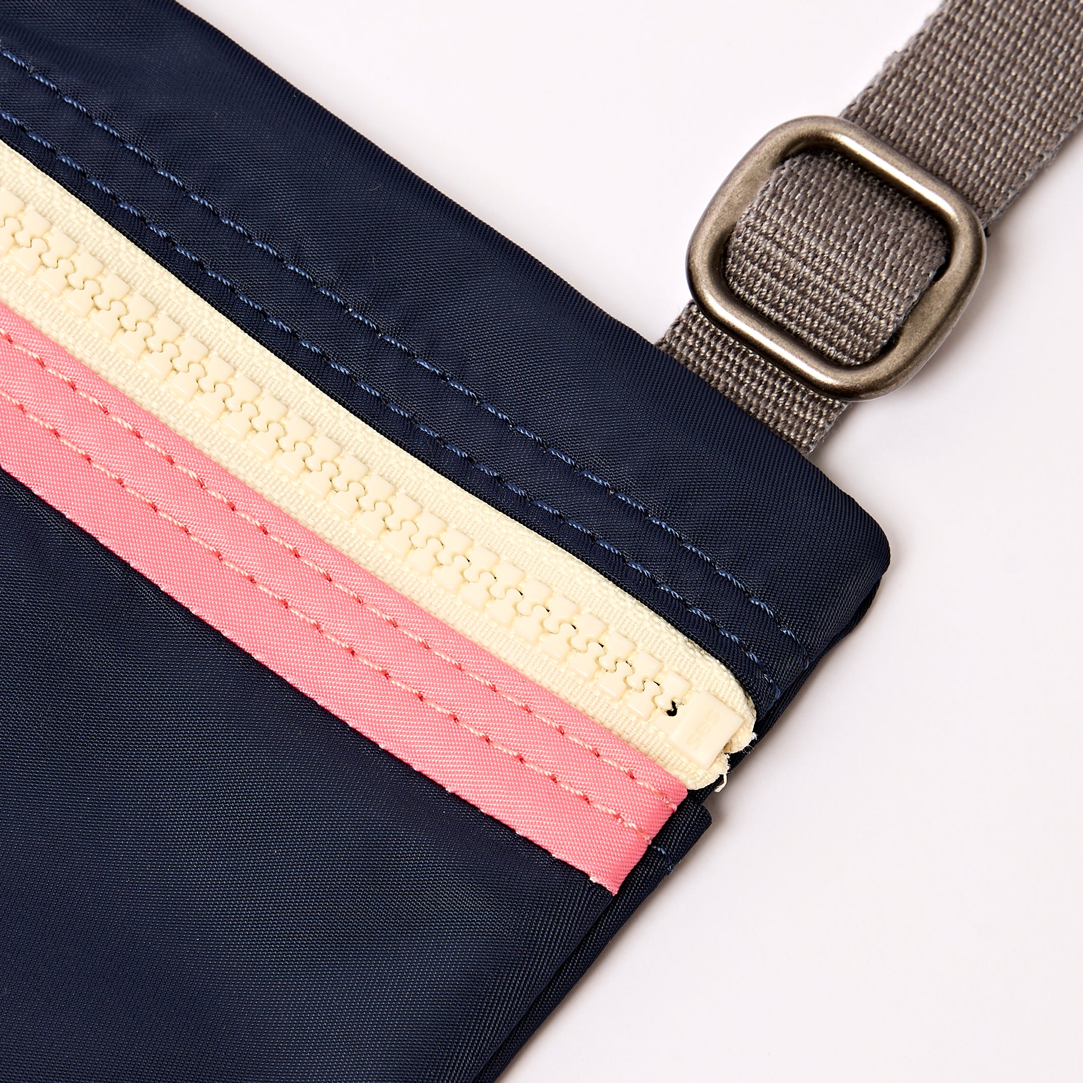Roka London Chelsea Sling skulderveske Midnight Stripe