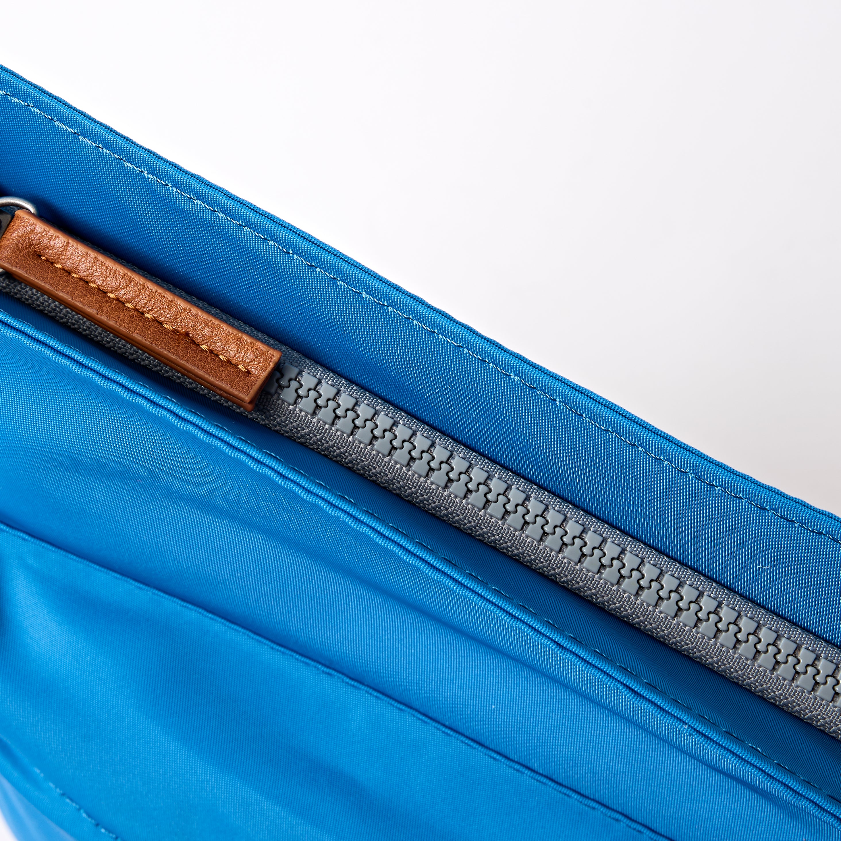 Roka London Kennington crossbody malibu blue medium 2,7 liter