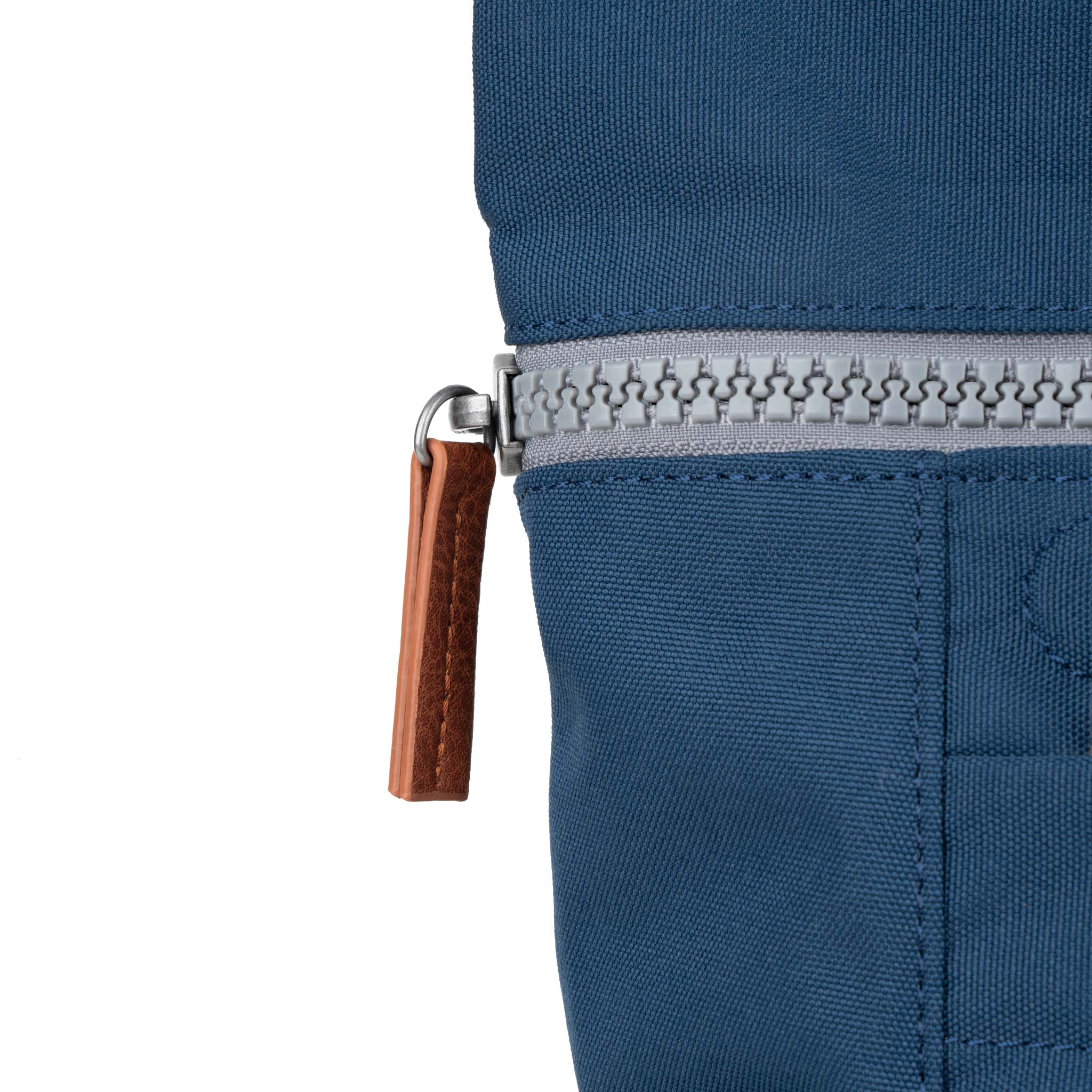 Roka London Finchley ryggsekk Deep Blue rolltopp laptop