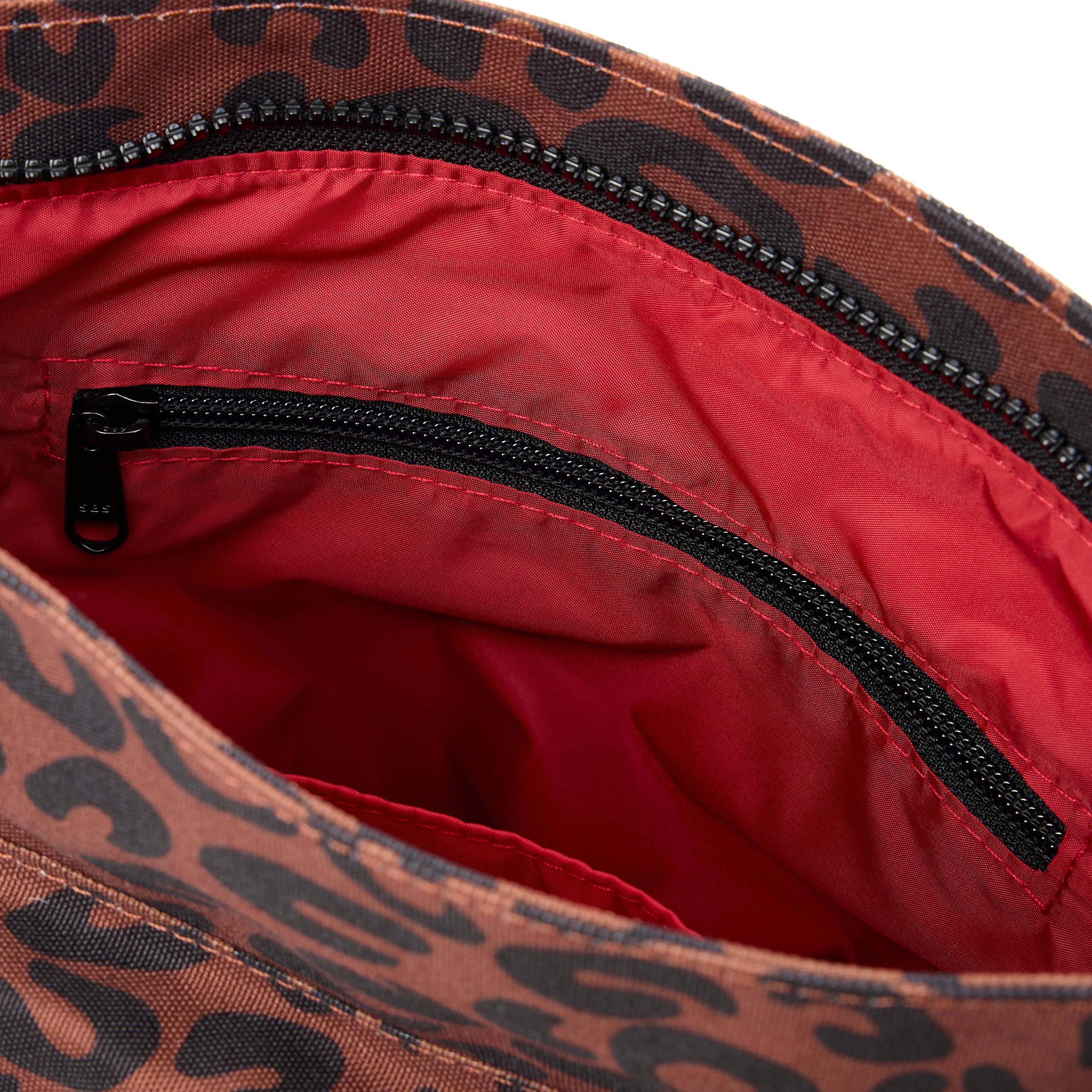 Roka London Kennington crossbody medium 2,7 liter scarlet leopard