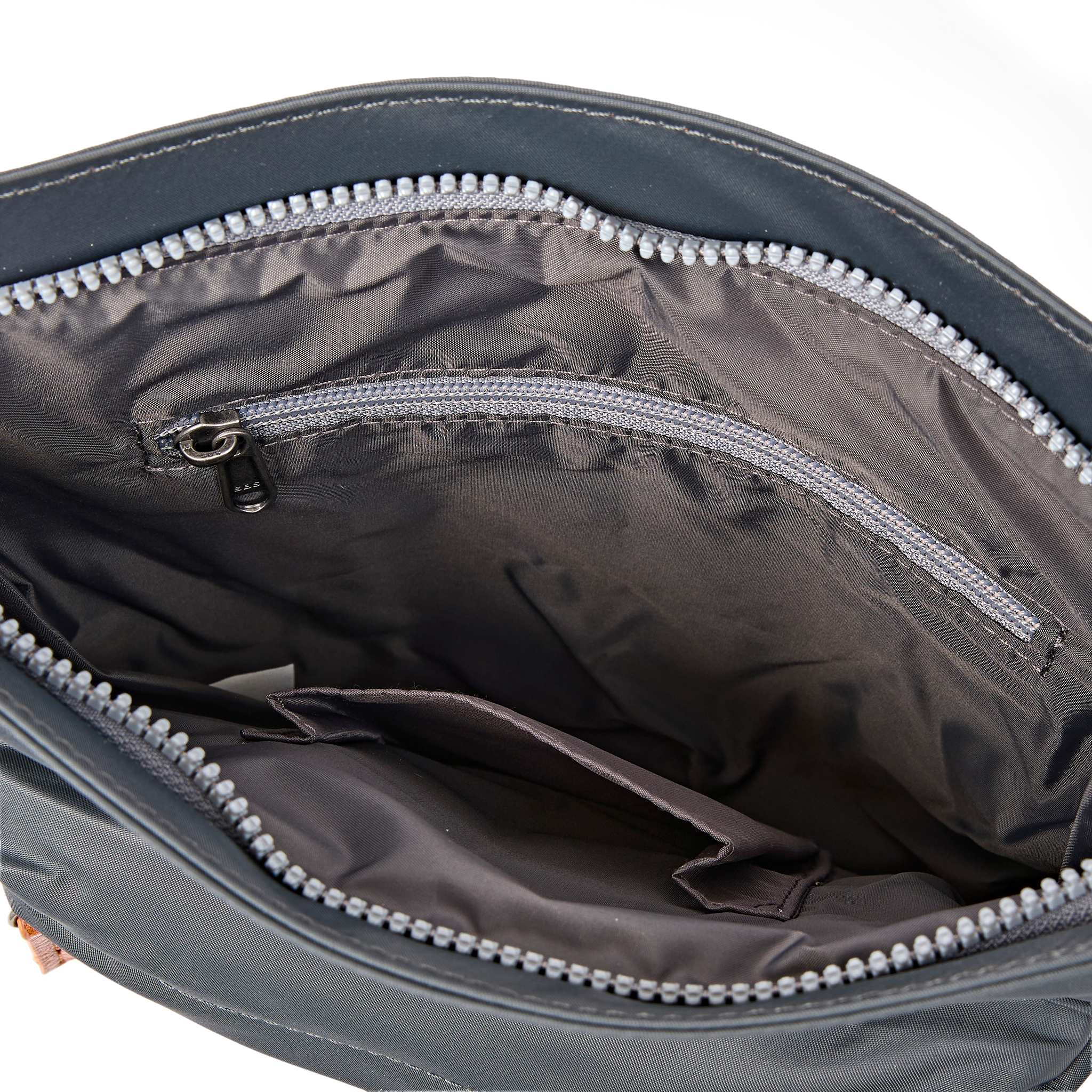 Roka London Kennington crossbody Medium beluga værbestandig