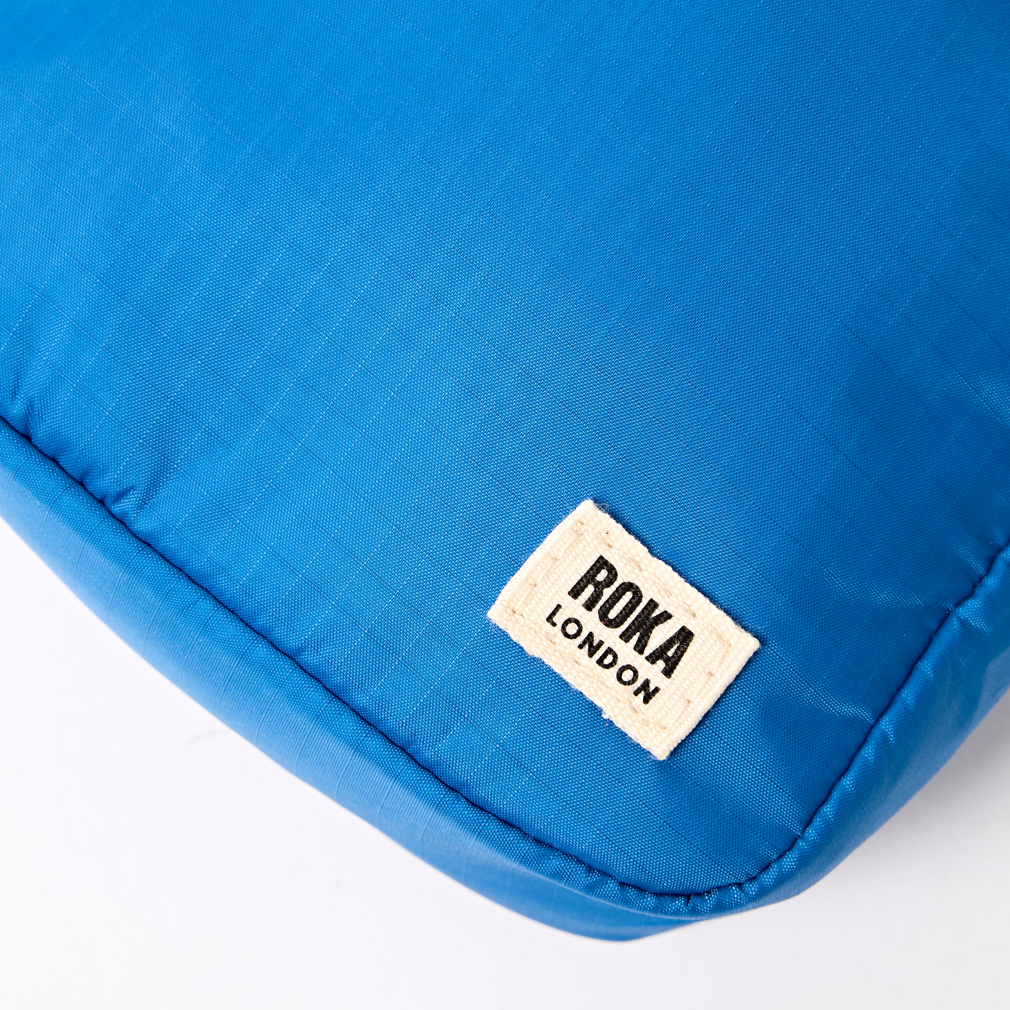 Roka London Bond crossbody small 1,5 liter malibu-blå