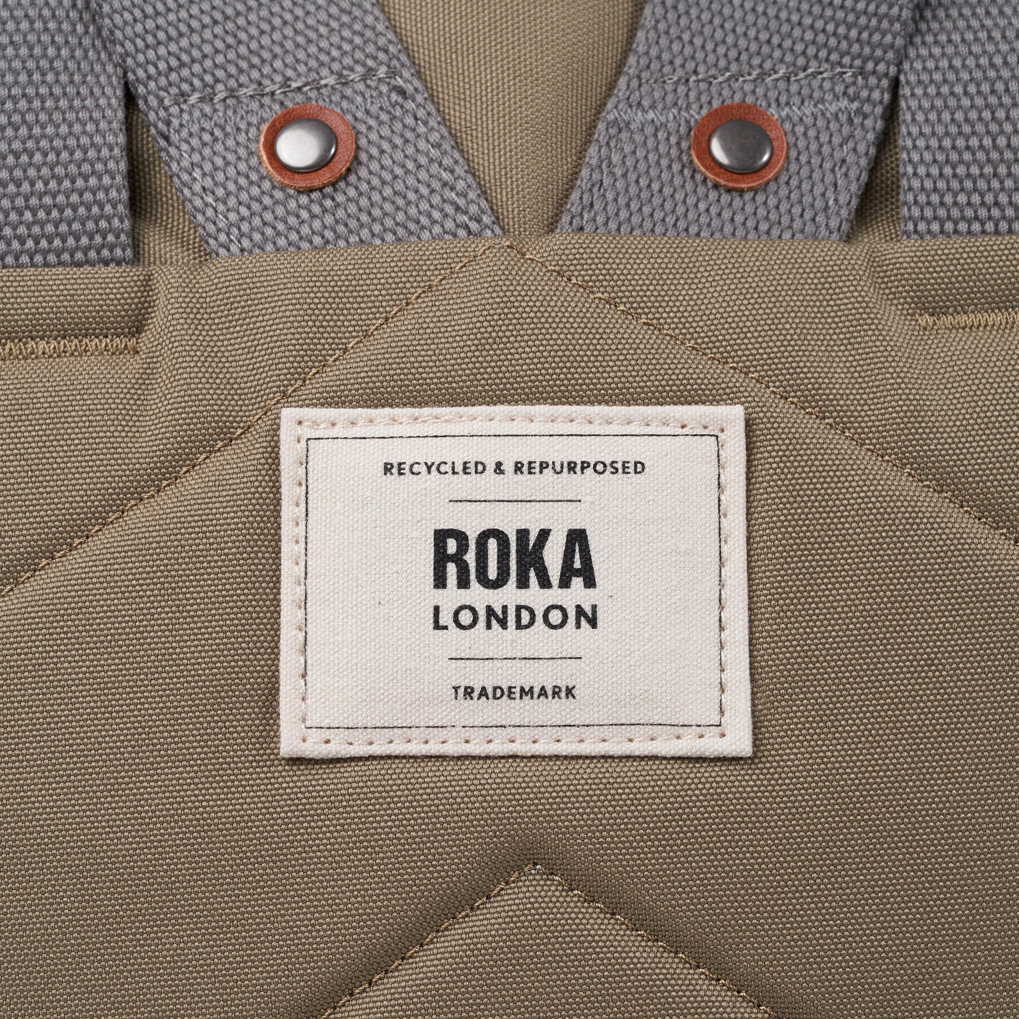 Roka London Finchley ryggsekk Small Taupe minimalistisk