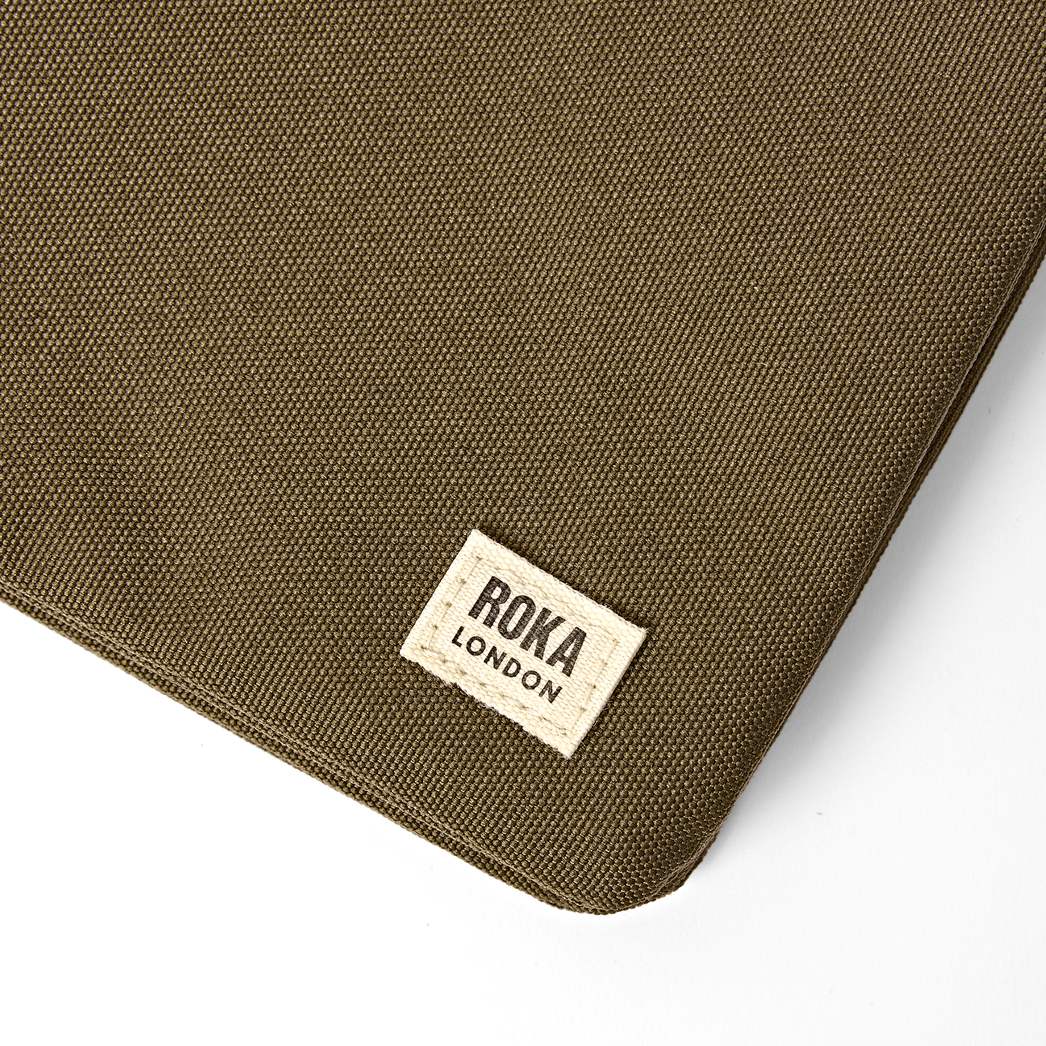 Roka London Carnaby XL crossbody-veske sea spray værbestandig
