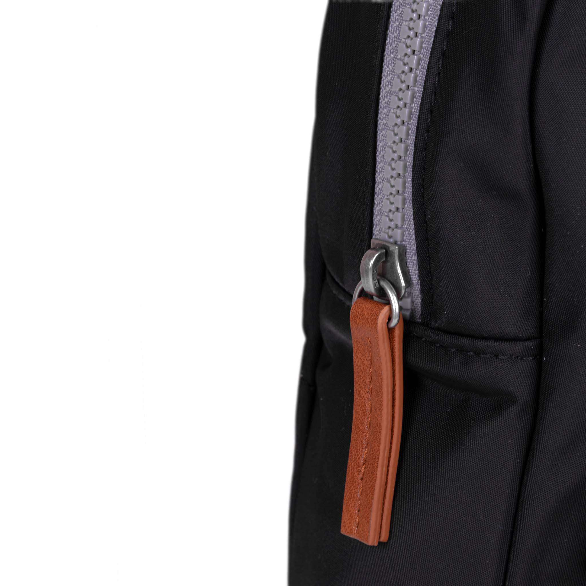 Roka London Willesden slingbag svart large 5 liter