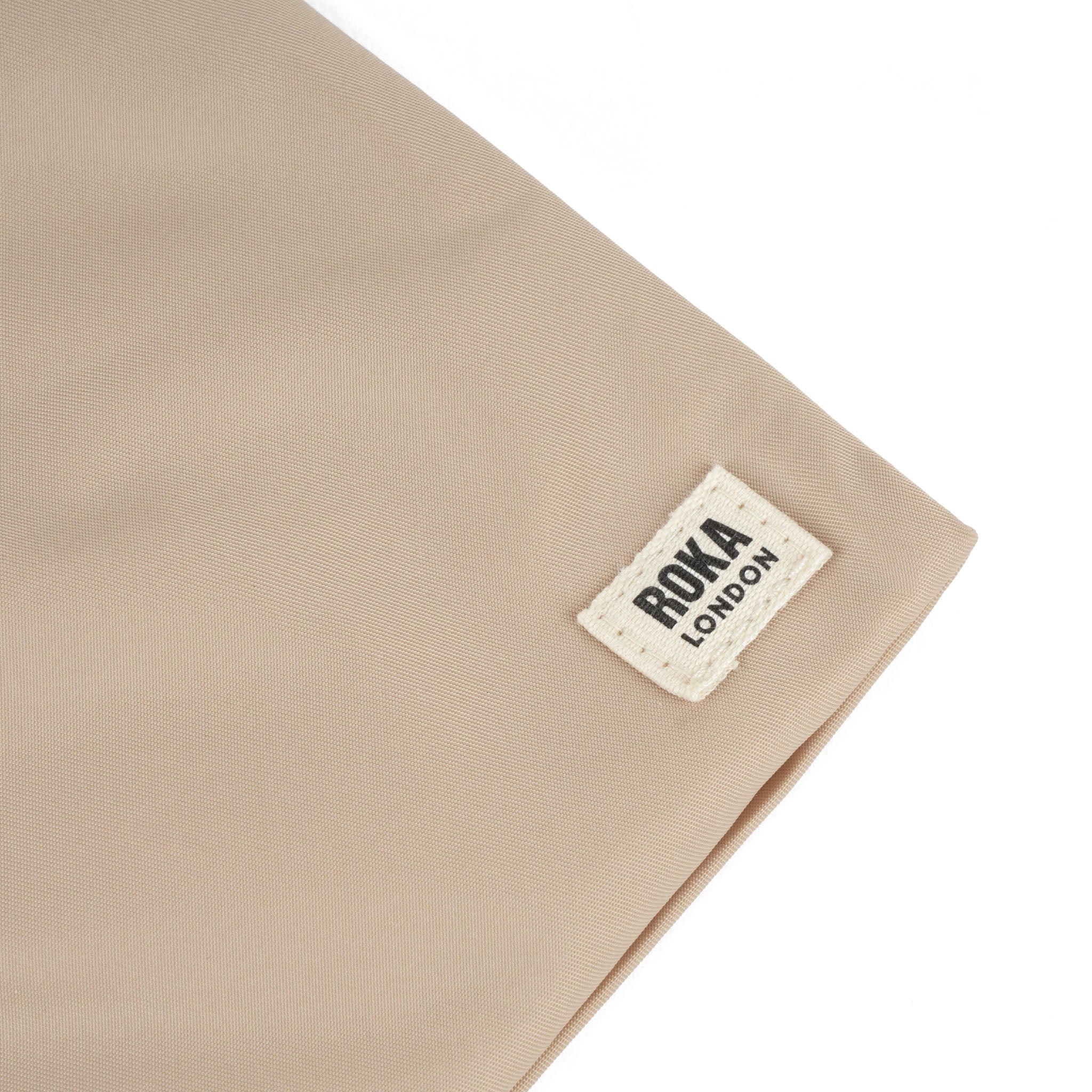 Roka London Chelsea Pocket crossbody XS sand resirkulert