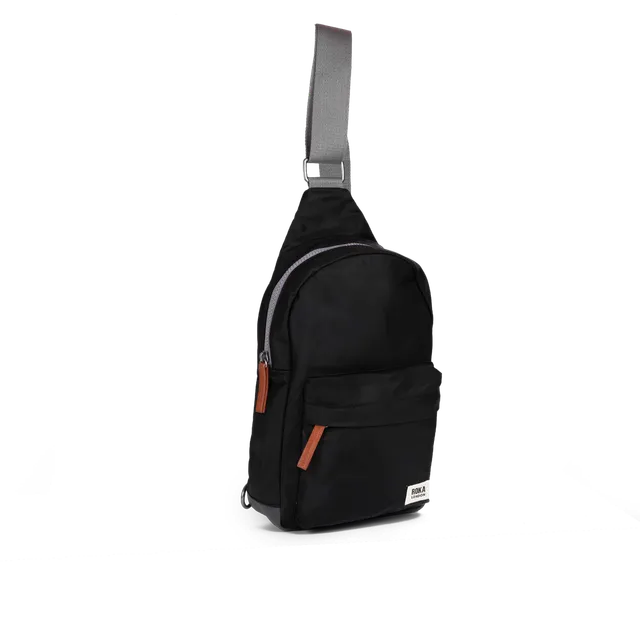 Roka London Willesden slingbag svart large 5 liter