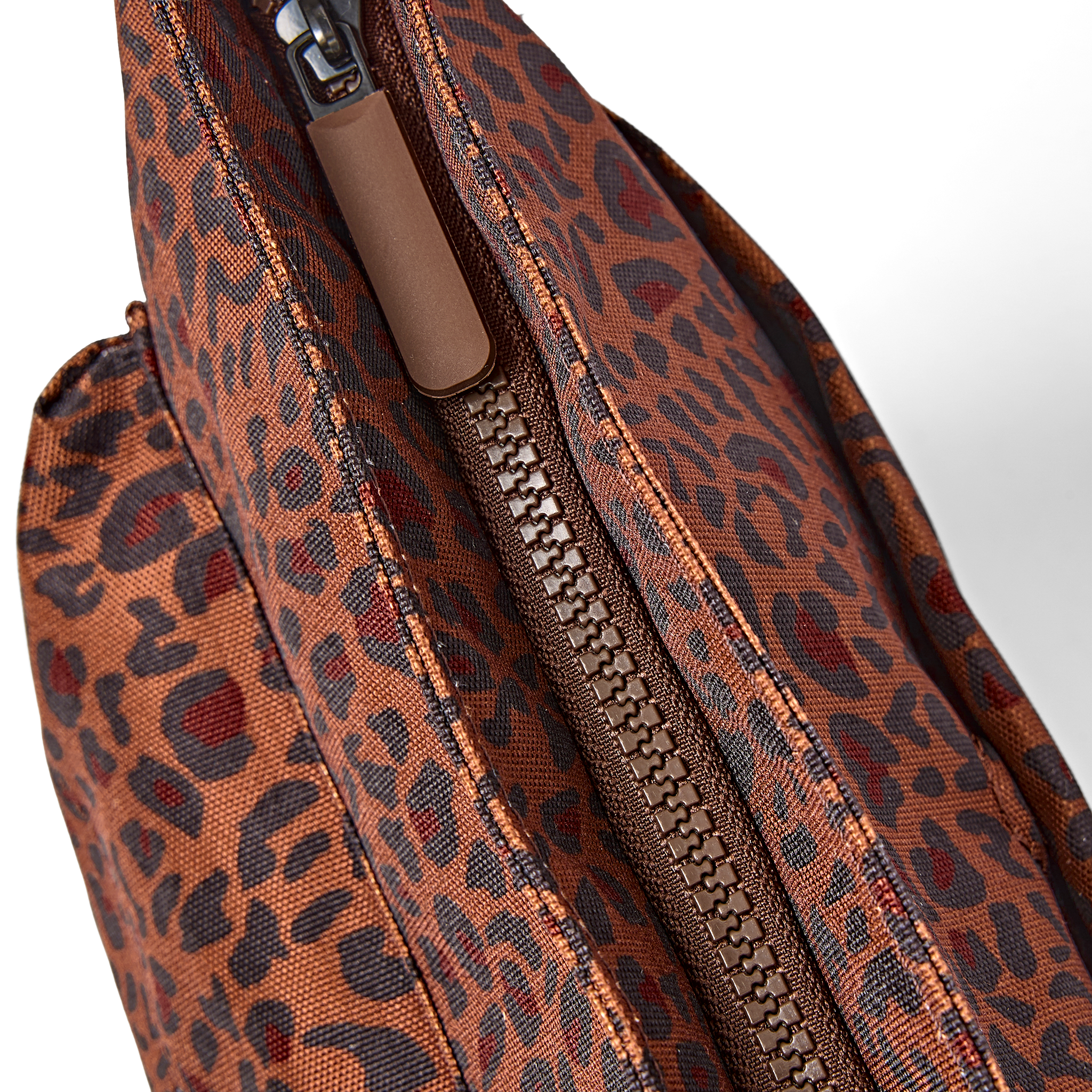 Roka London Kennington crossbody-veske Mini Leopard Medium 2,7 liter