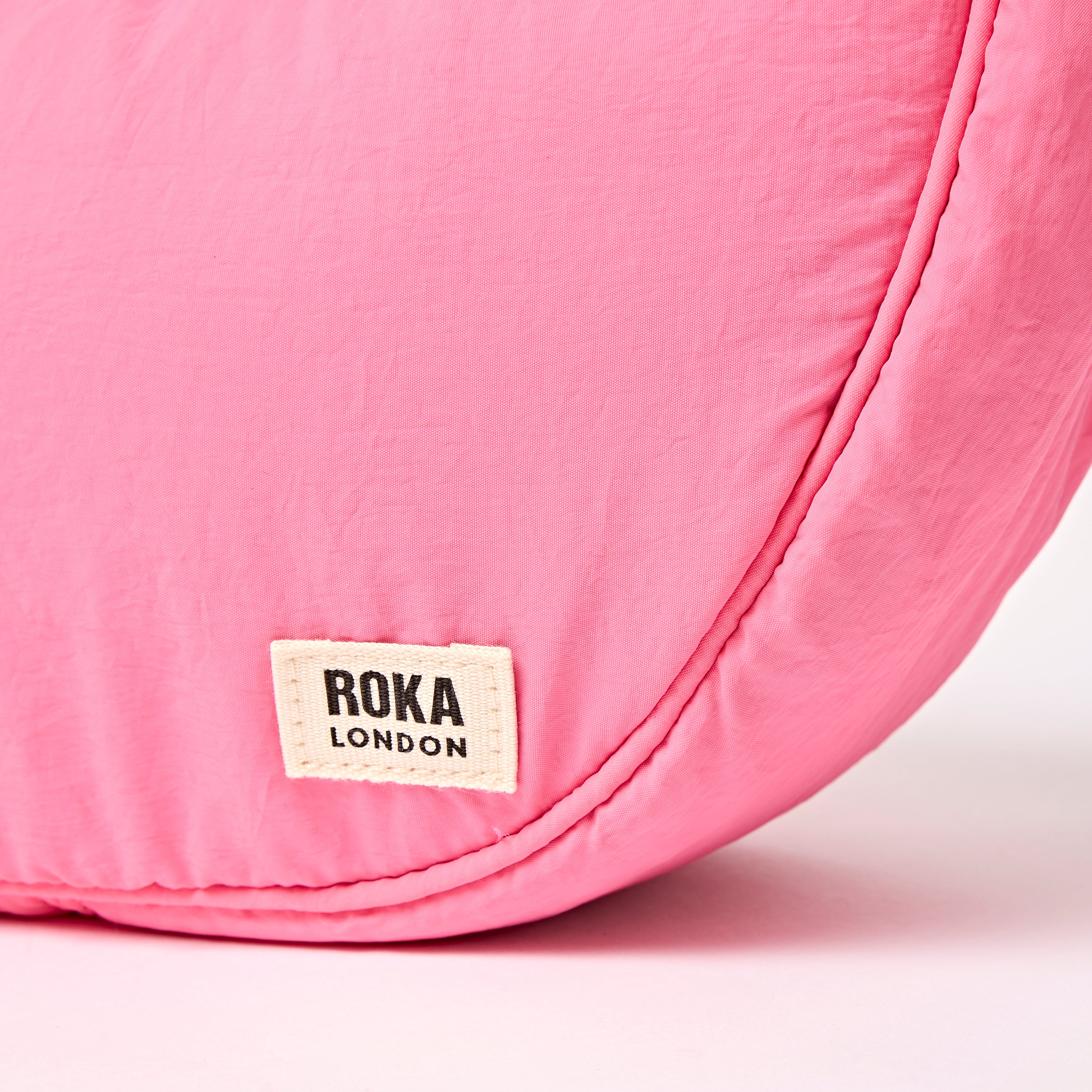 Roka London Farringdon Small halvmåneveske Pink Lemonade