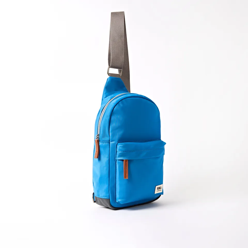 Roka London Willesden Large skulderveske Malibu Blue 5 L
