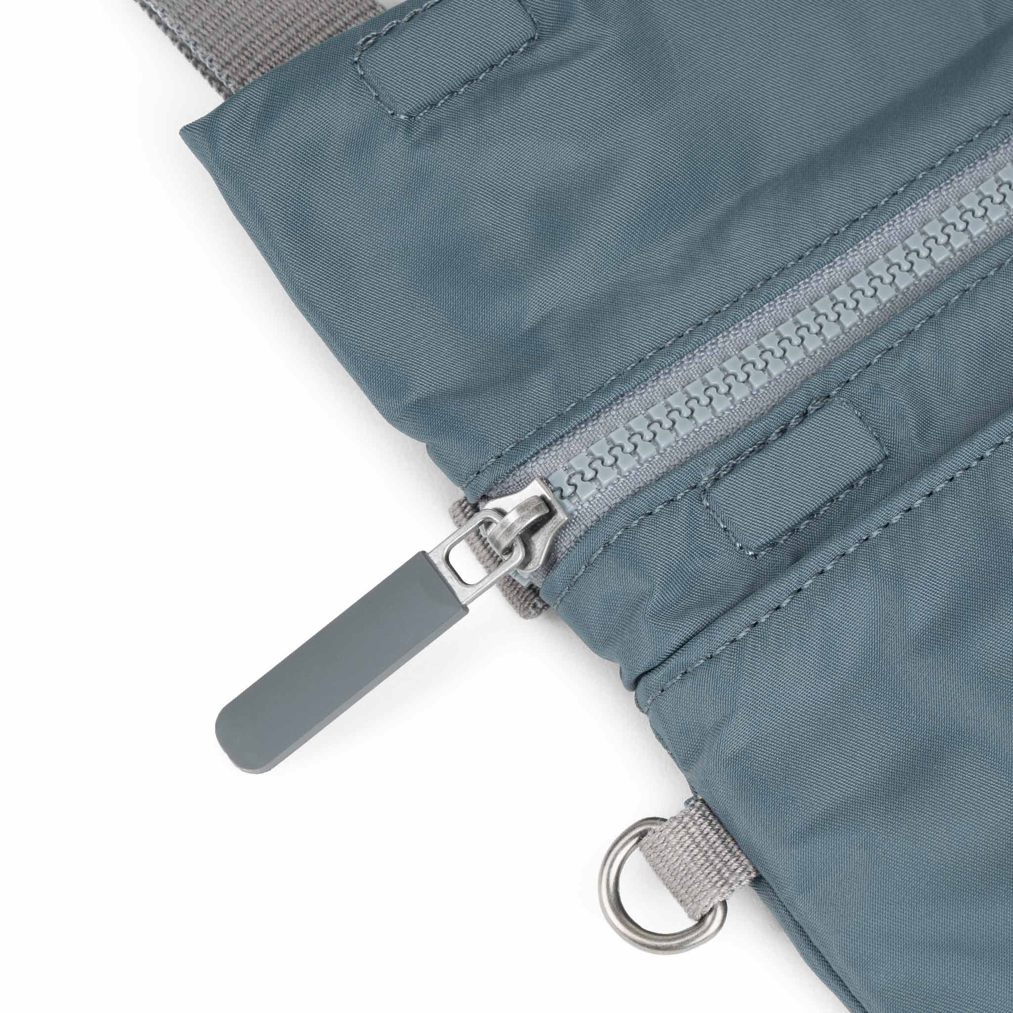 Roka London Stratford crossbody-veske small smoke 0,5 liter