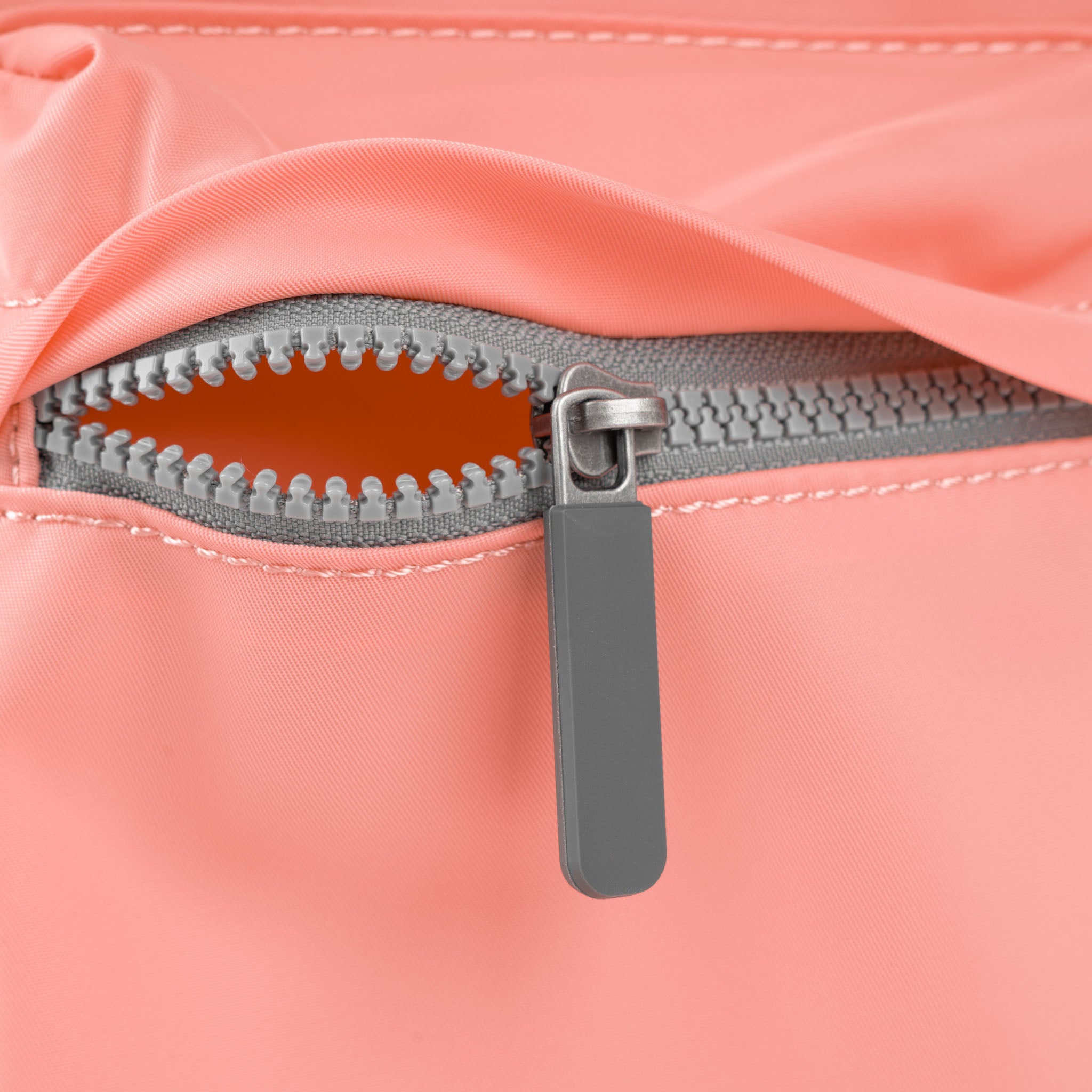Roka London Moorgate Medium messenger 3,2 liter punch