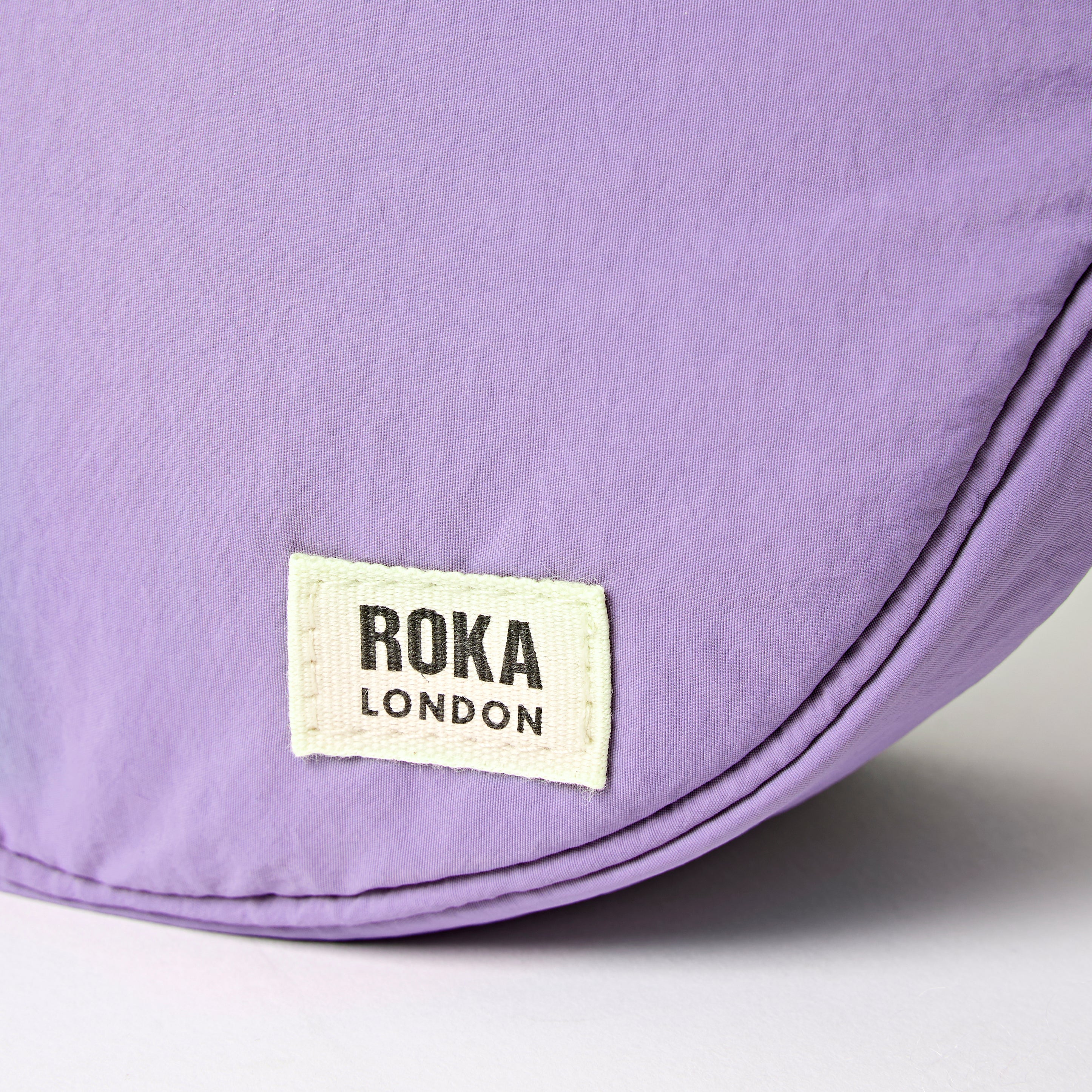 Roka London Farringdon halvmåneveske Petal small taslon