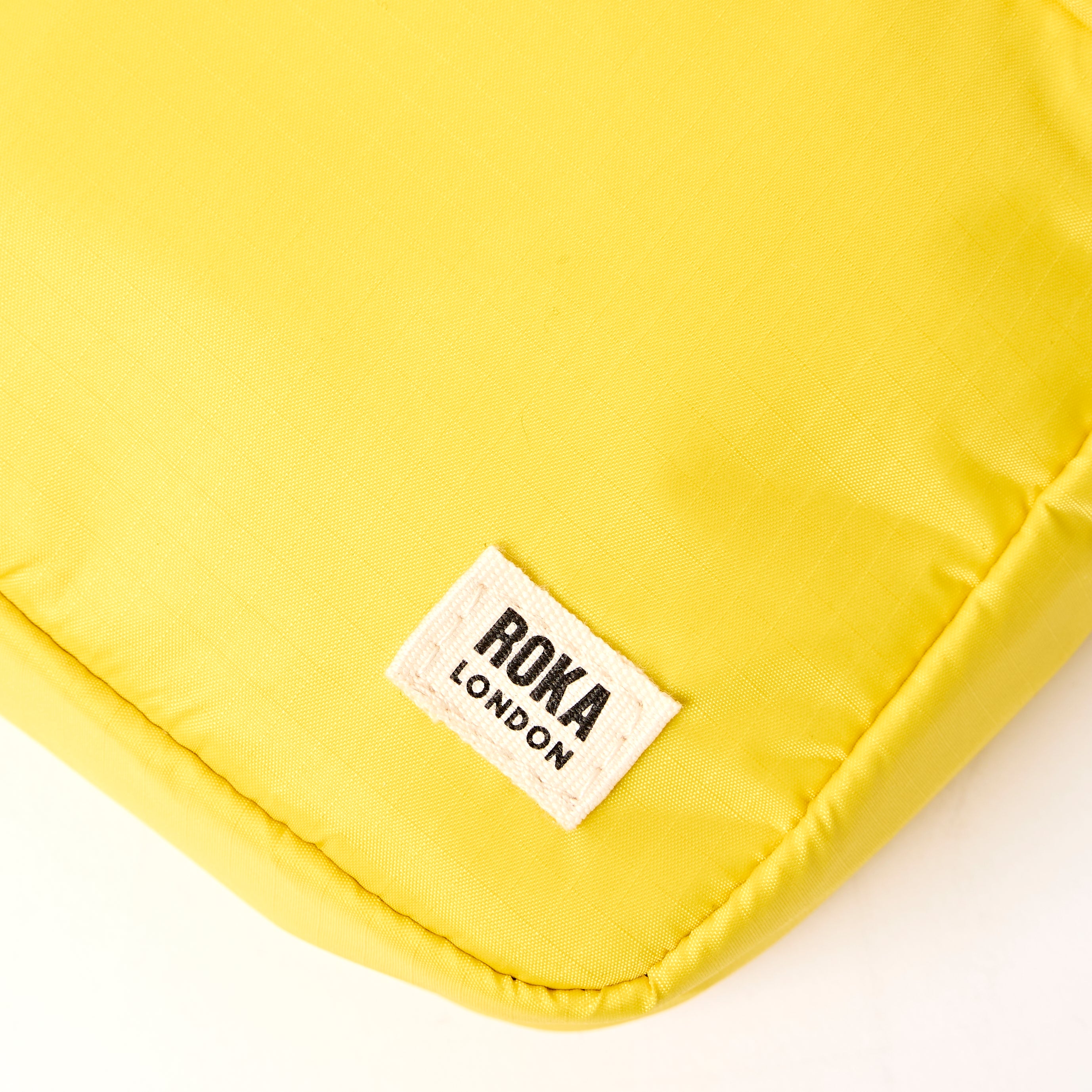 Roka London Bond crossbody small 1,5 liter passion fruit