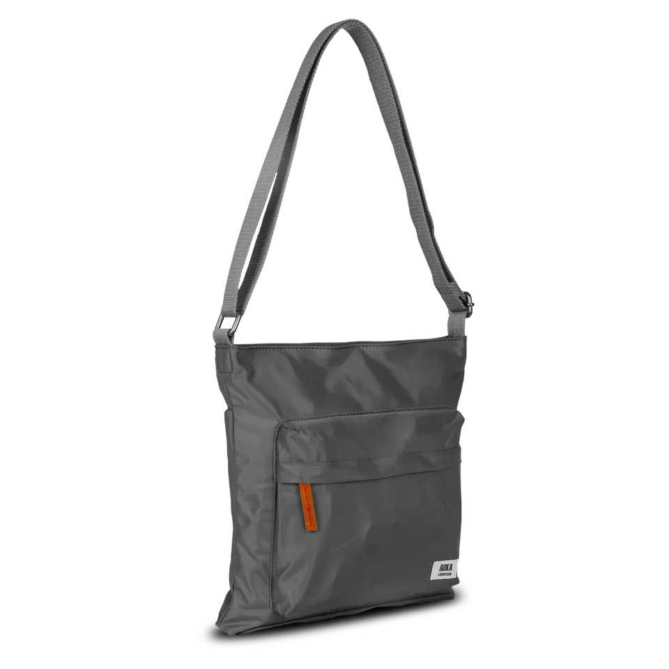 Roka London Kennington skulderveske graphite 2,7 liter