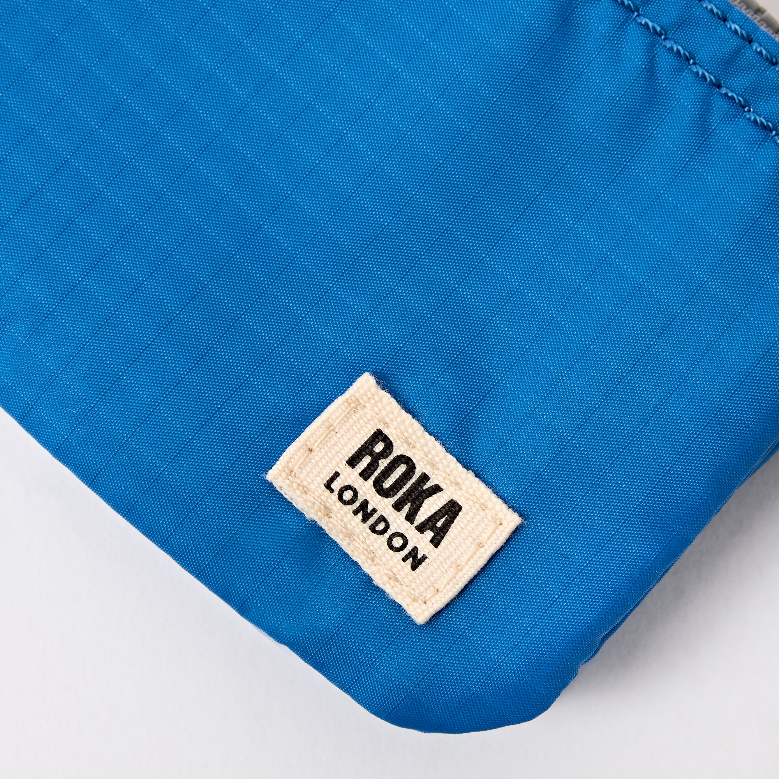 Roka London Carnaby lommebok malibu blue small 0,2 liter glidelås