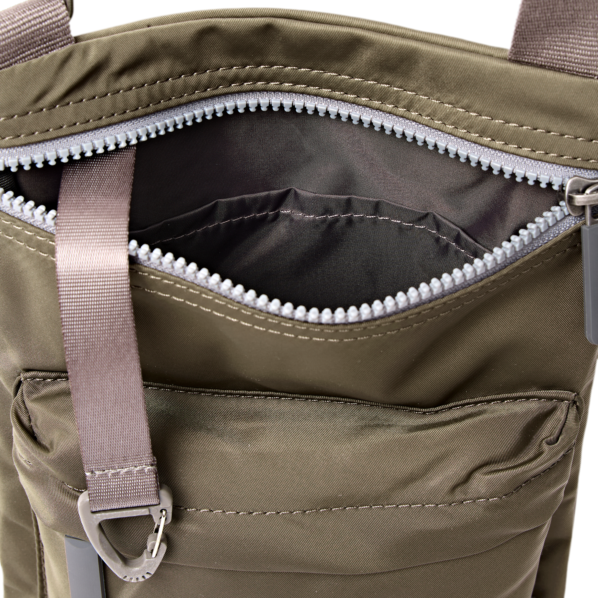 Roka London Chelsea B Crossbody veske Army Medium 0,6 L