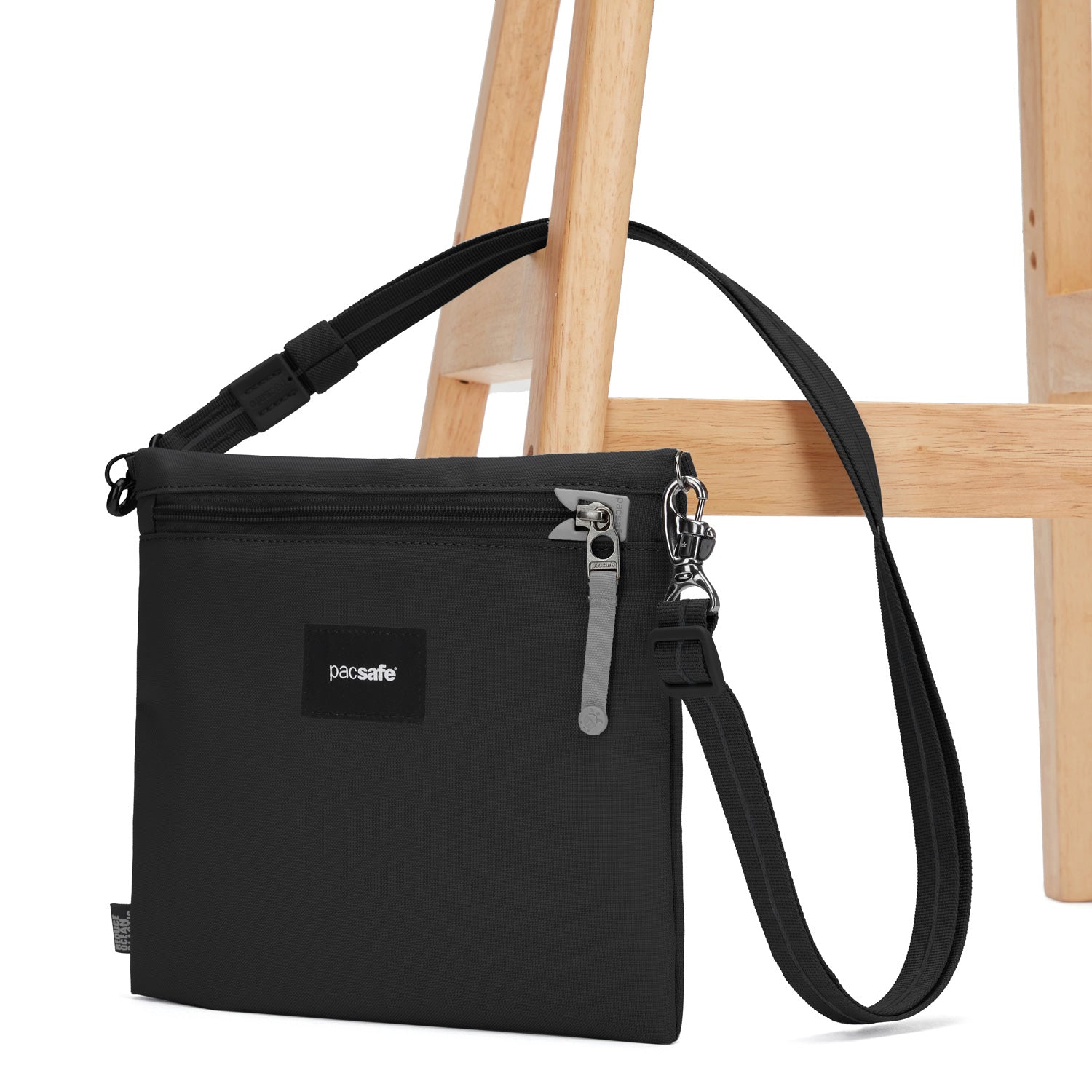 Pacsafe GO crossbody pouch skulderveske jet black tyverisikker