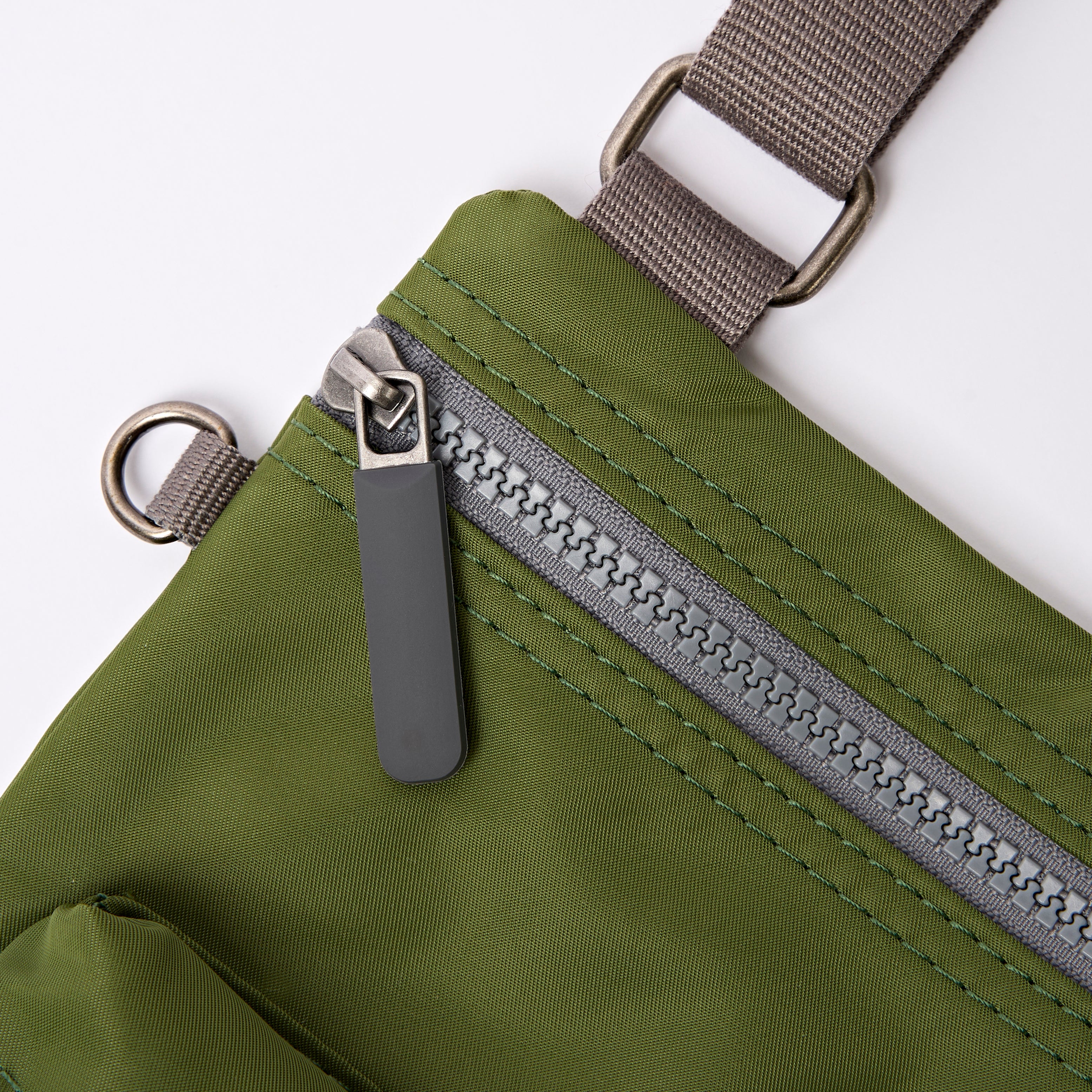 Roka London Chelsea B crossbody Avocado 0,6L vanntett