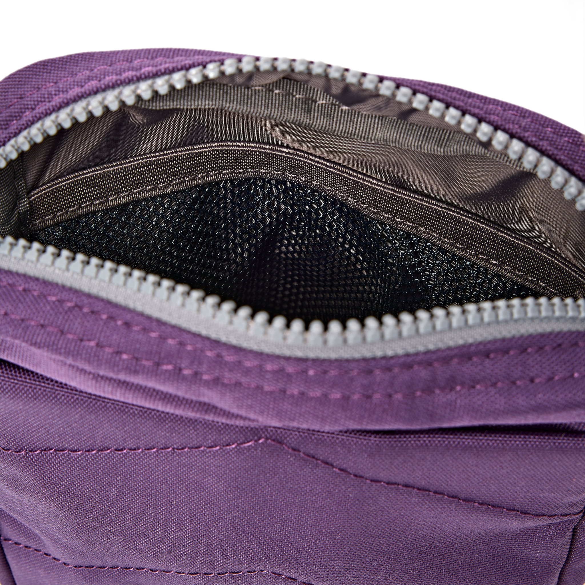 Roka London Bond Pocket crossbody-veske Small Deep Grape værbestandig
