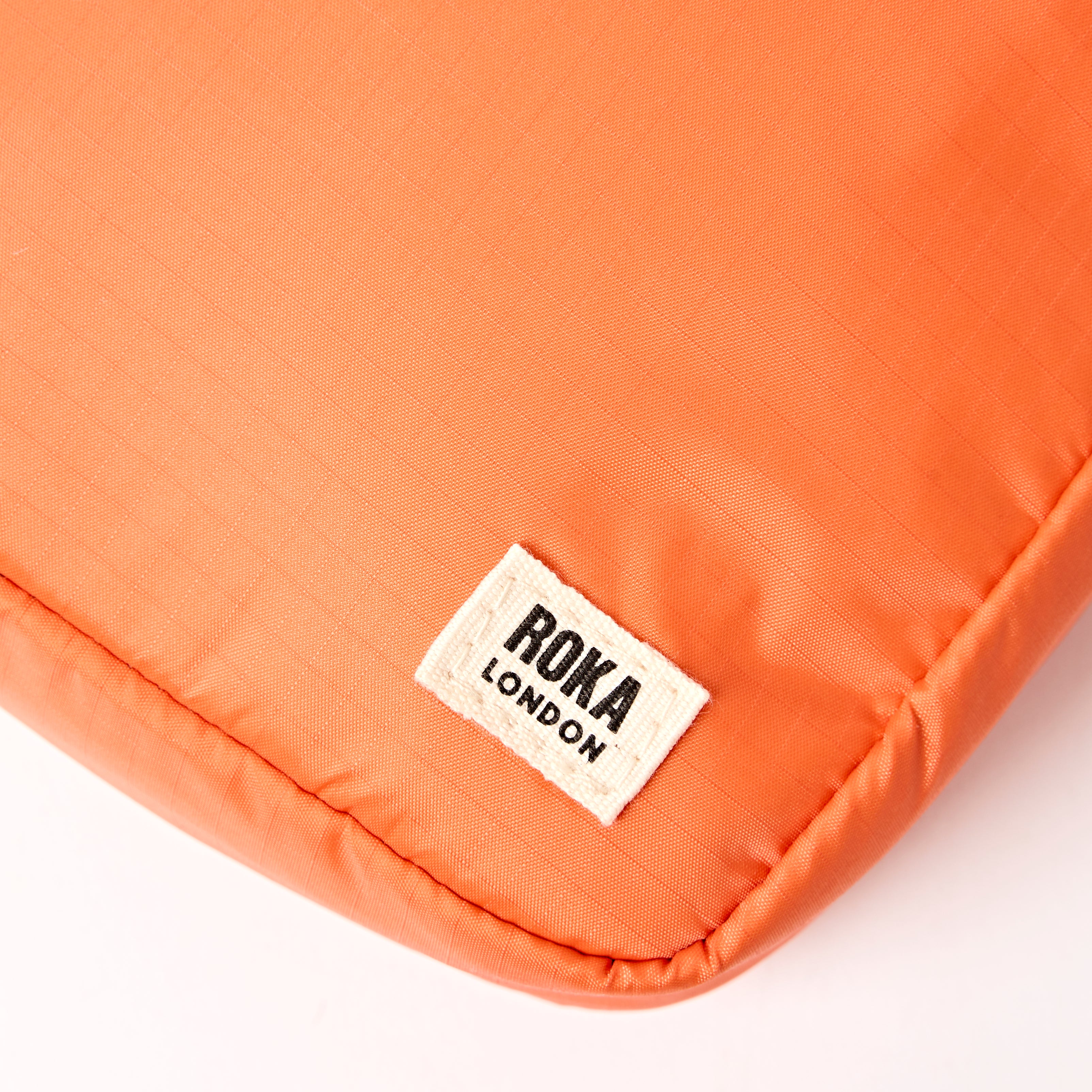Roka London Bond skulderveske Small Tangerine 1,5 liter