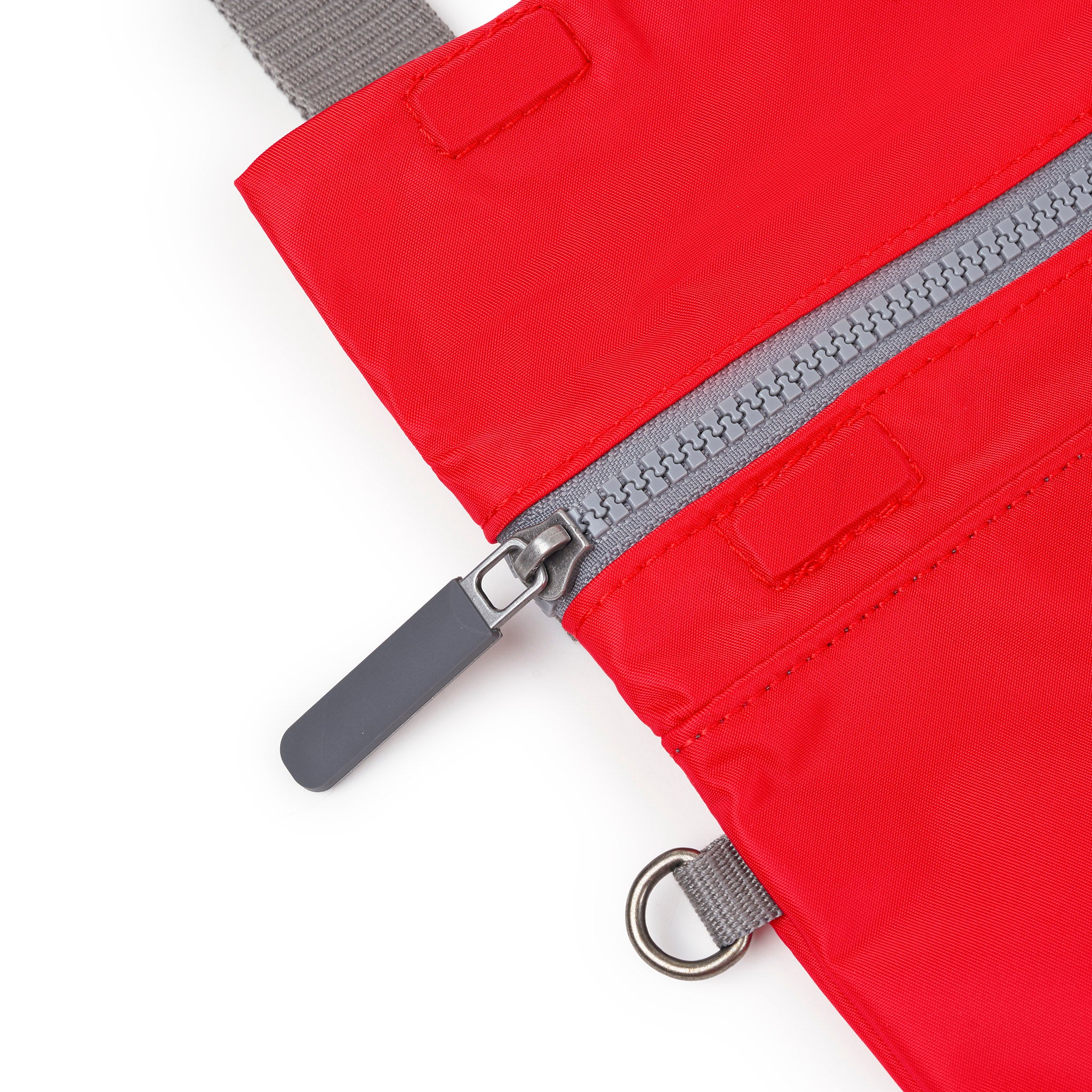 Roka London Stratford crossbodyveske Small Chilli Oil nylon