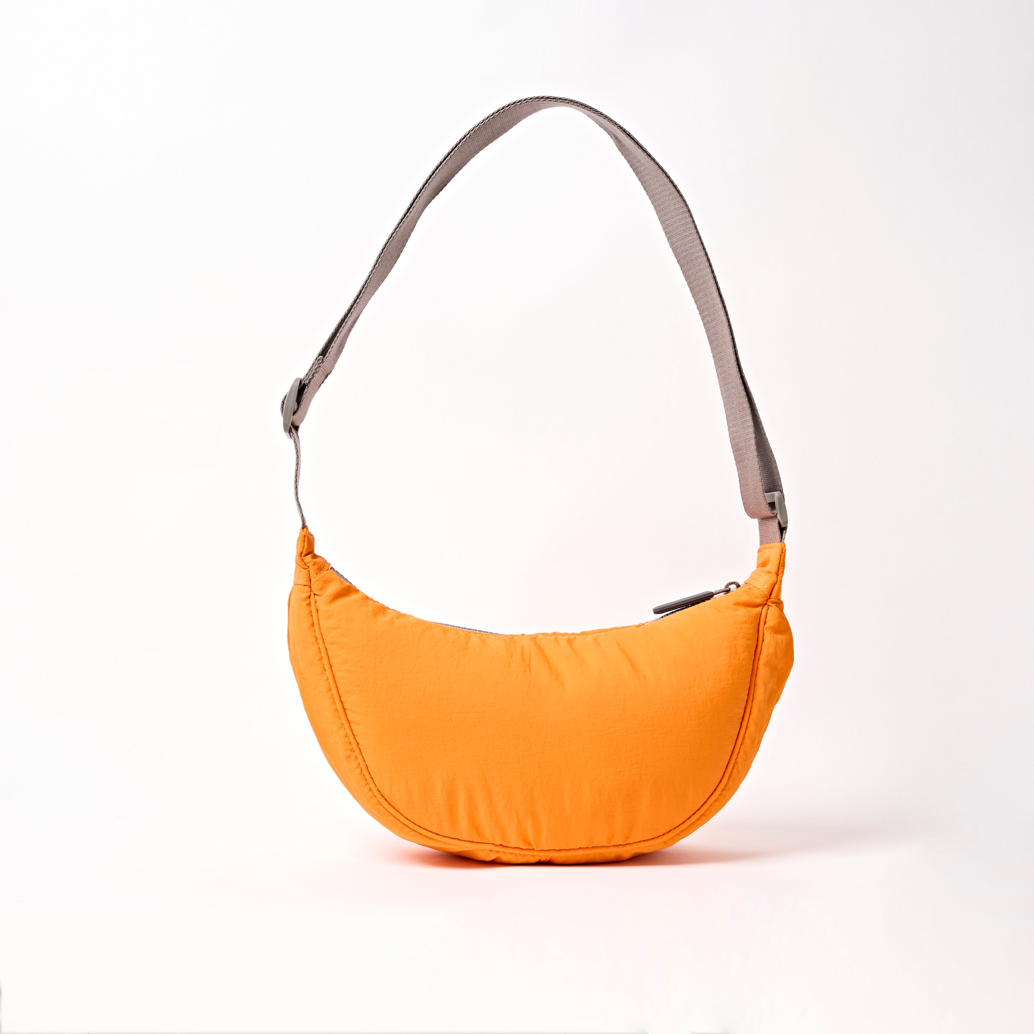 Roka London Farringdon Half Moon skulderveske small jaffa orange