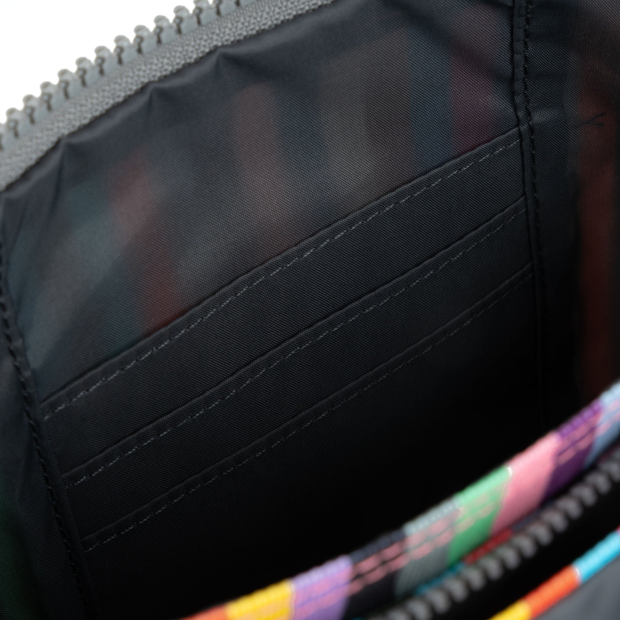 Roka London Carnaby XL crossbodyveske Multi Stripe resirkulert