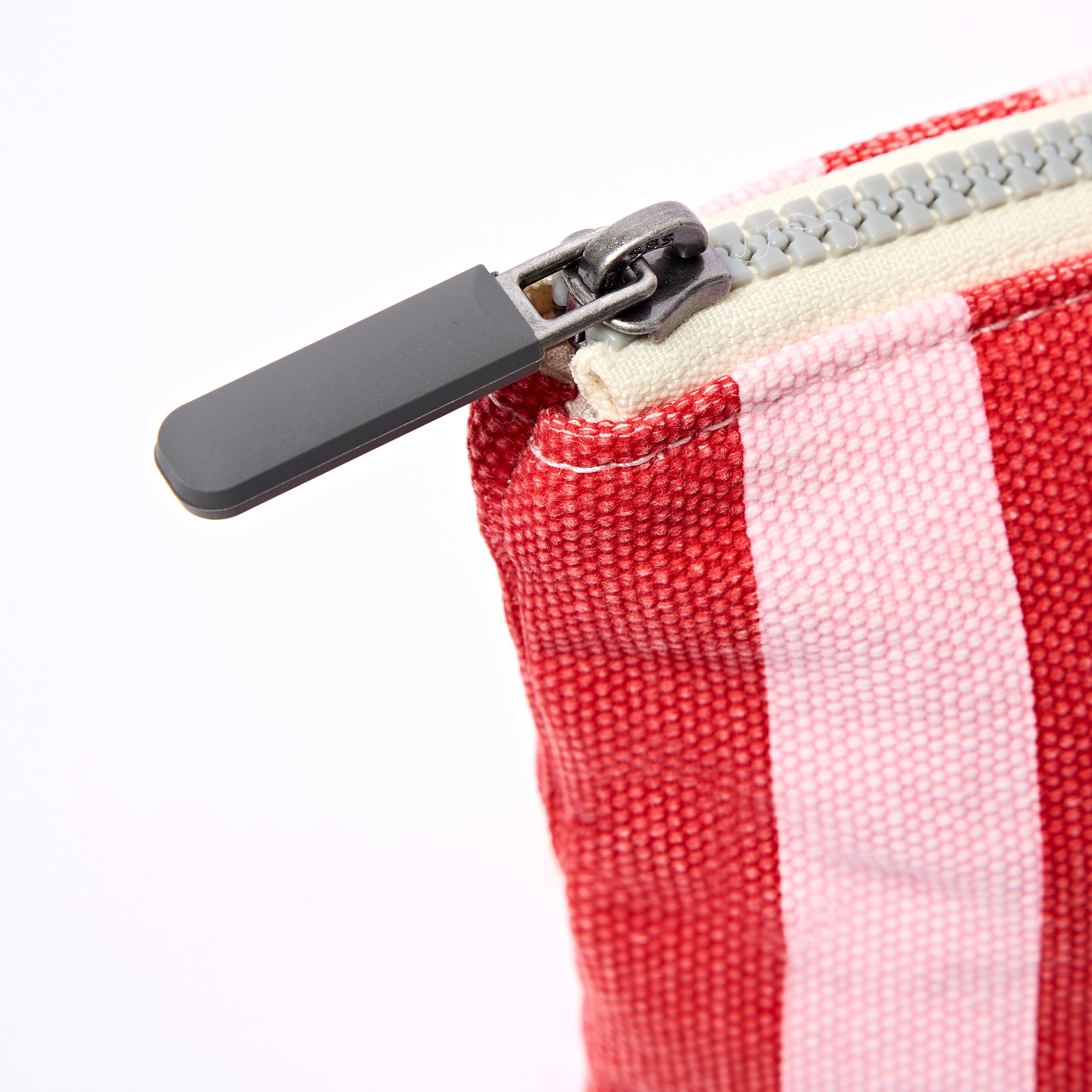 Roka London Maida Vale pouch Strawberry Stripe værbestandig