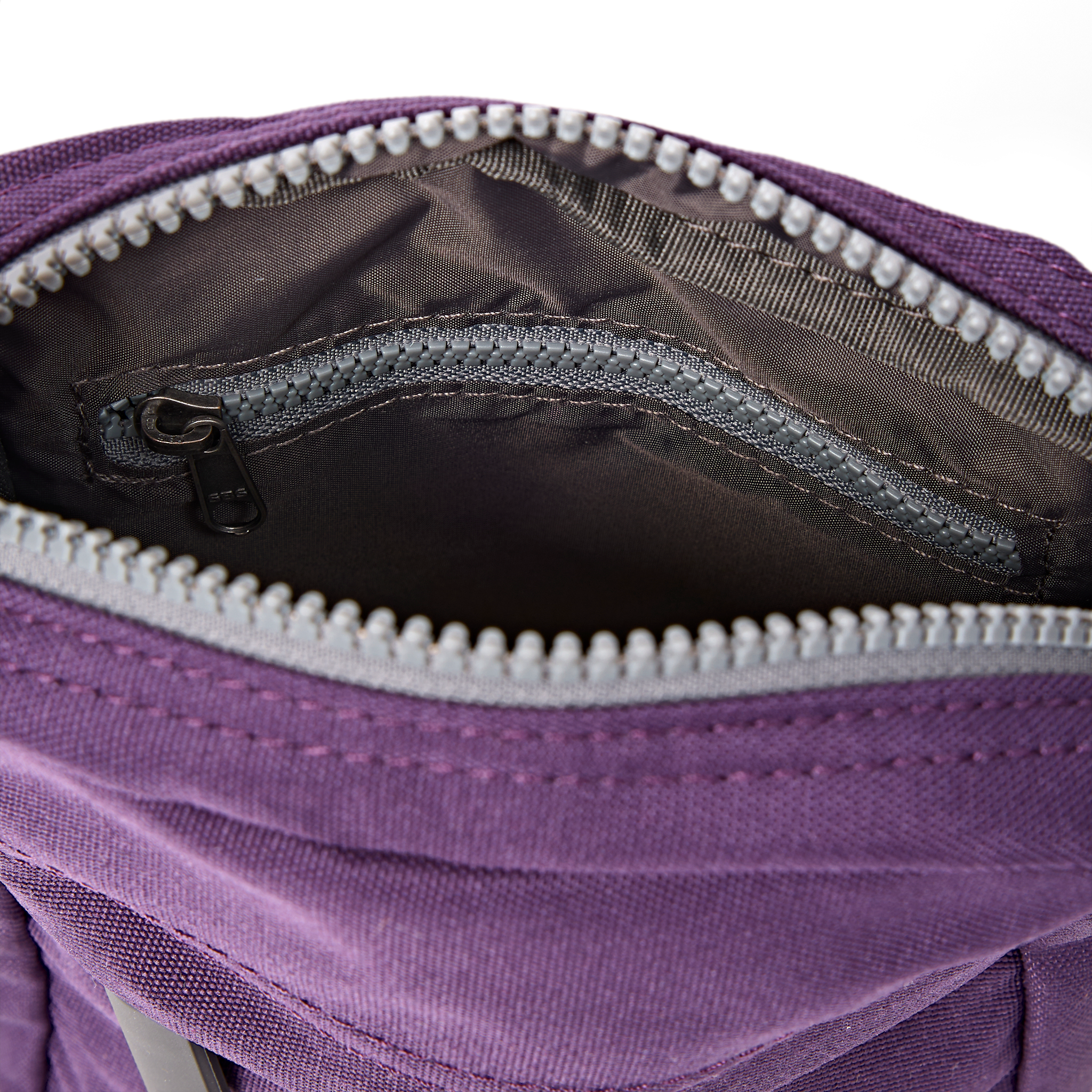 Roka London Bond Pocket crossbody-veske Small Deep Grape værbestandig
