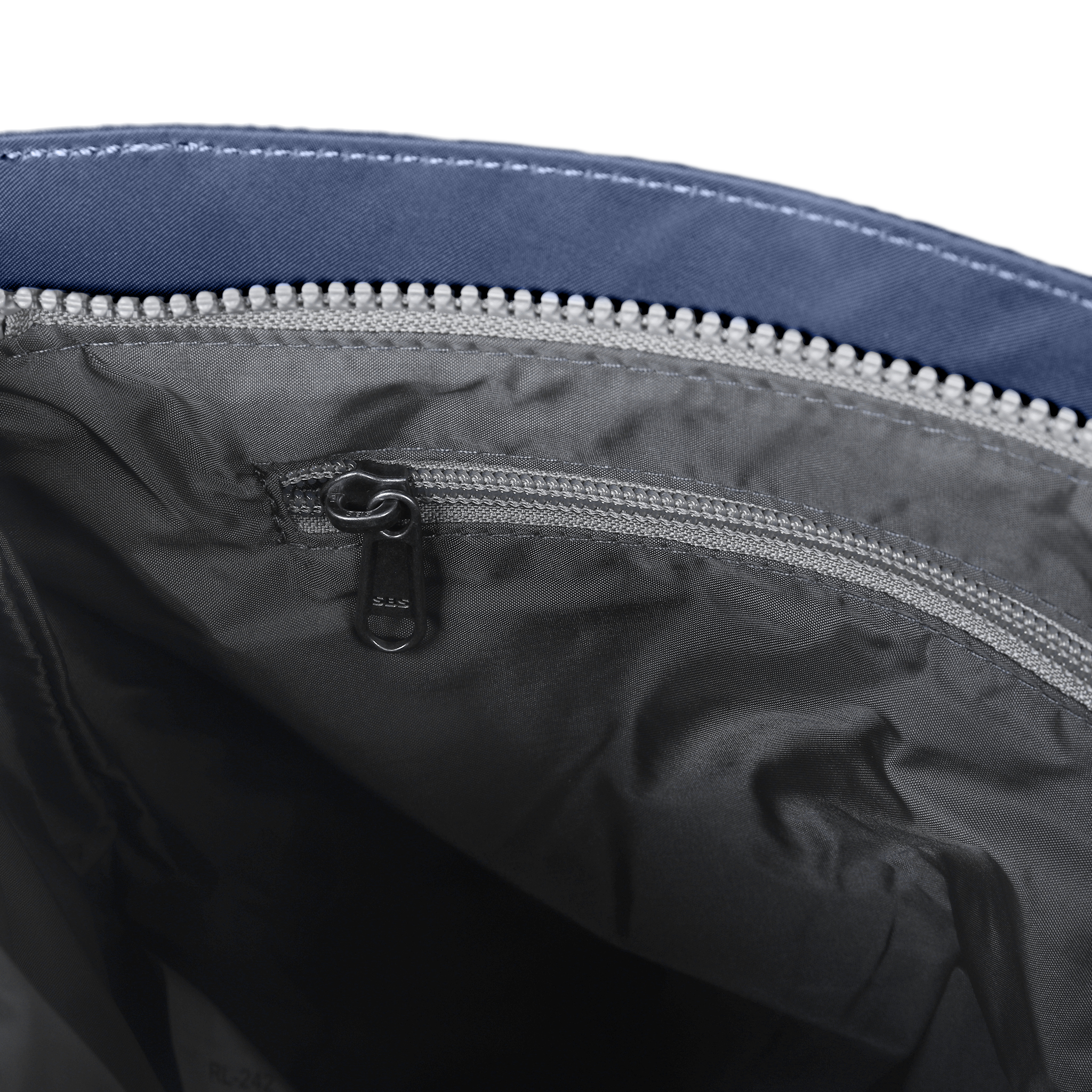Roka London Kennington crossbody-veske airforce 2,7 liter