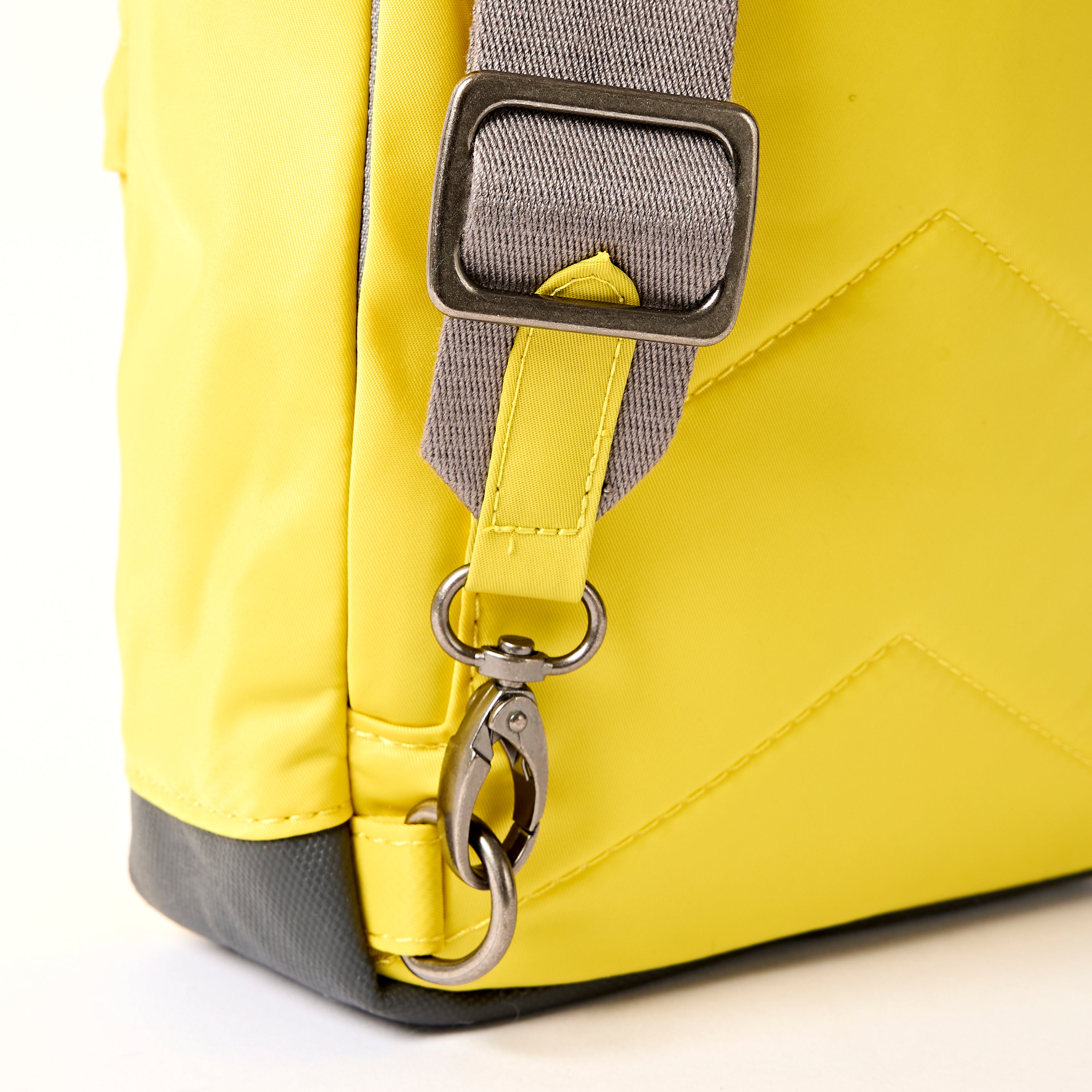 Roka London Willesden slingbag large 5 liter passion fruit