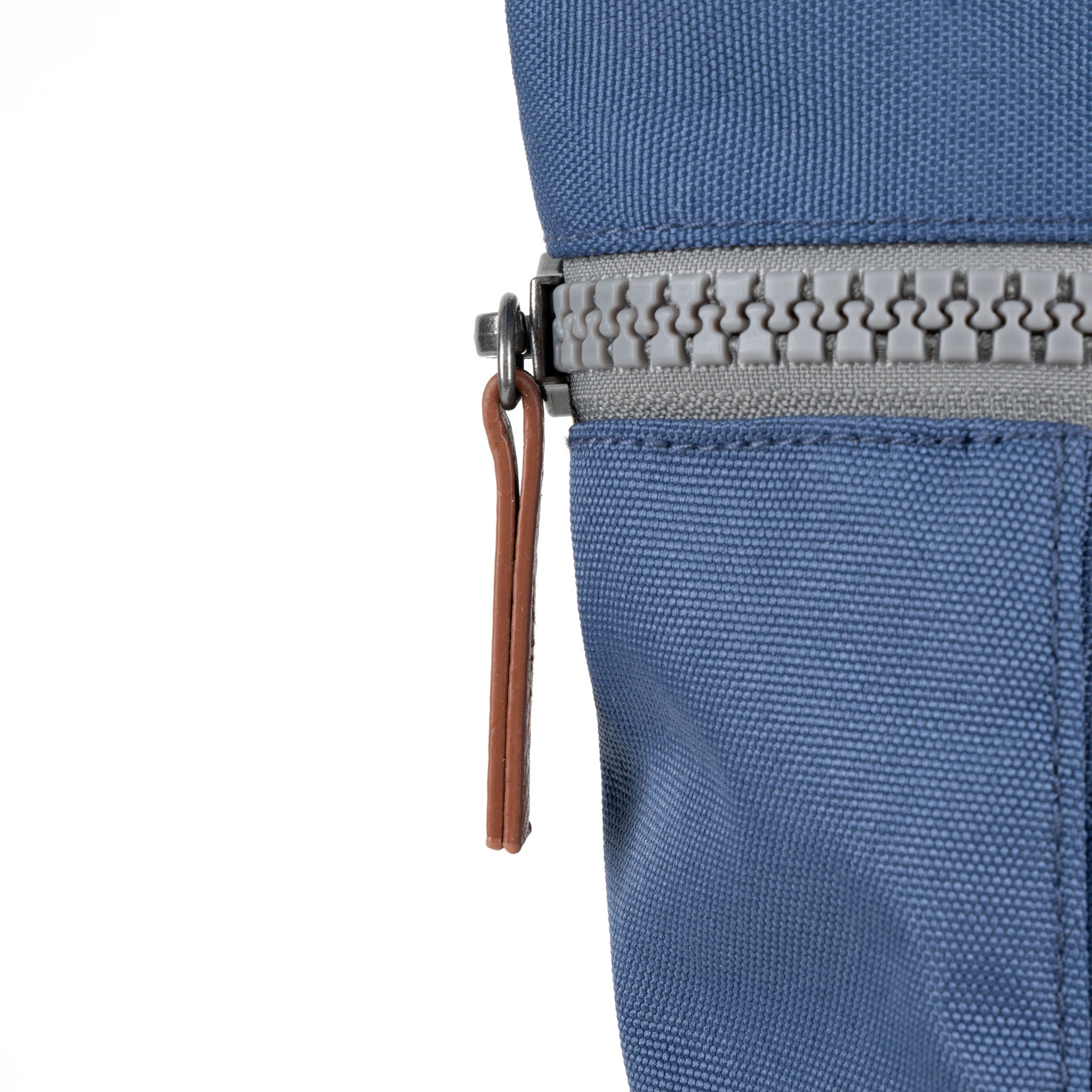 Roka London Finchley ryggsekk Medium Burnt Blue roll-top