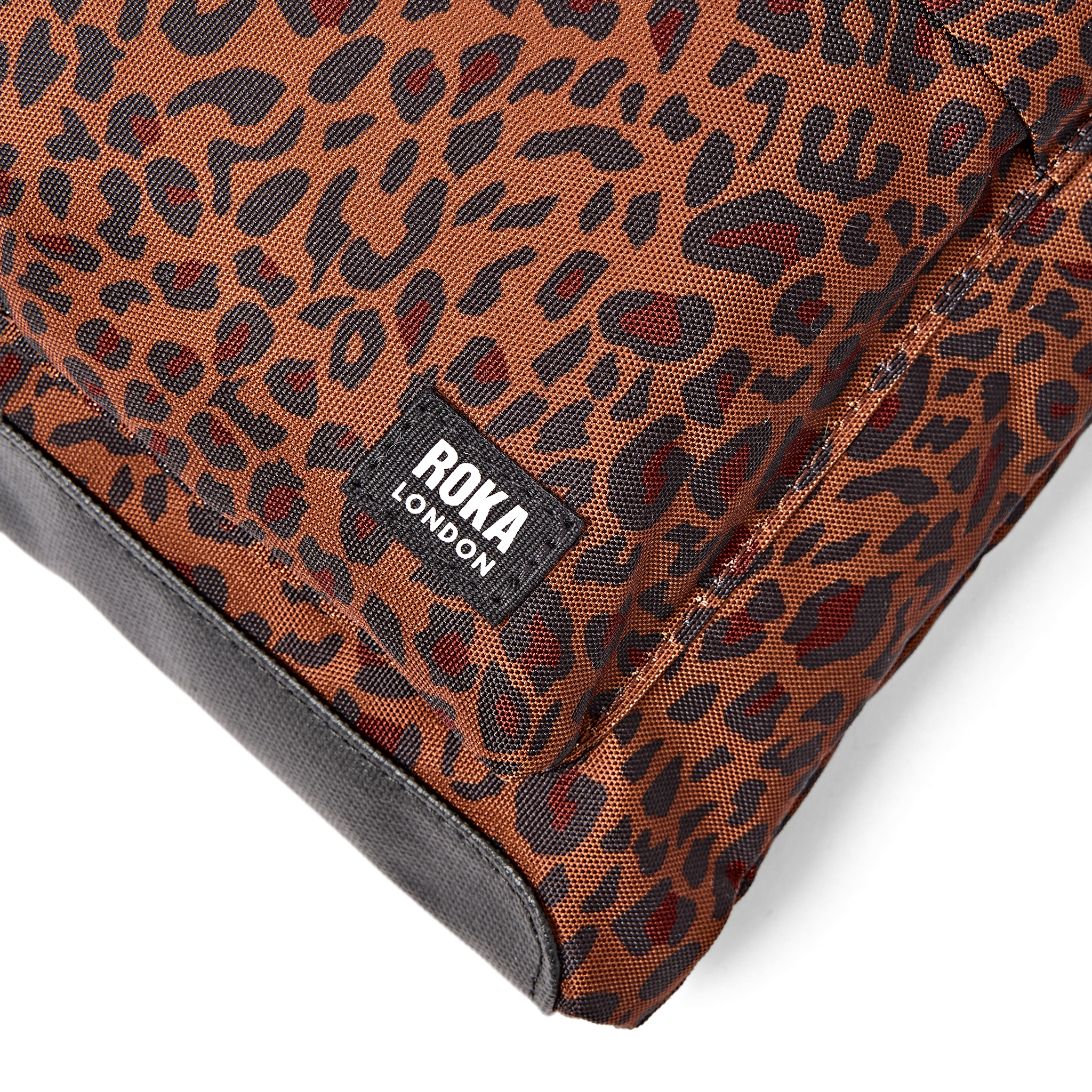 Roka London Kennington crossbody-veske Mini Leopard Medium 2,7 liter