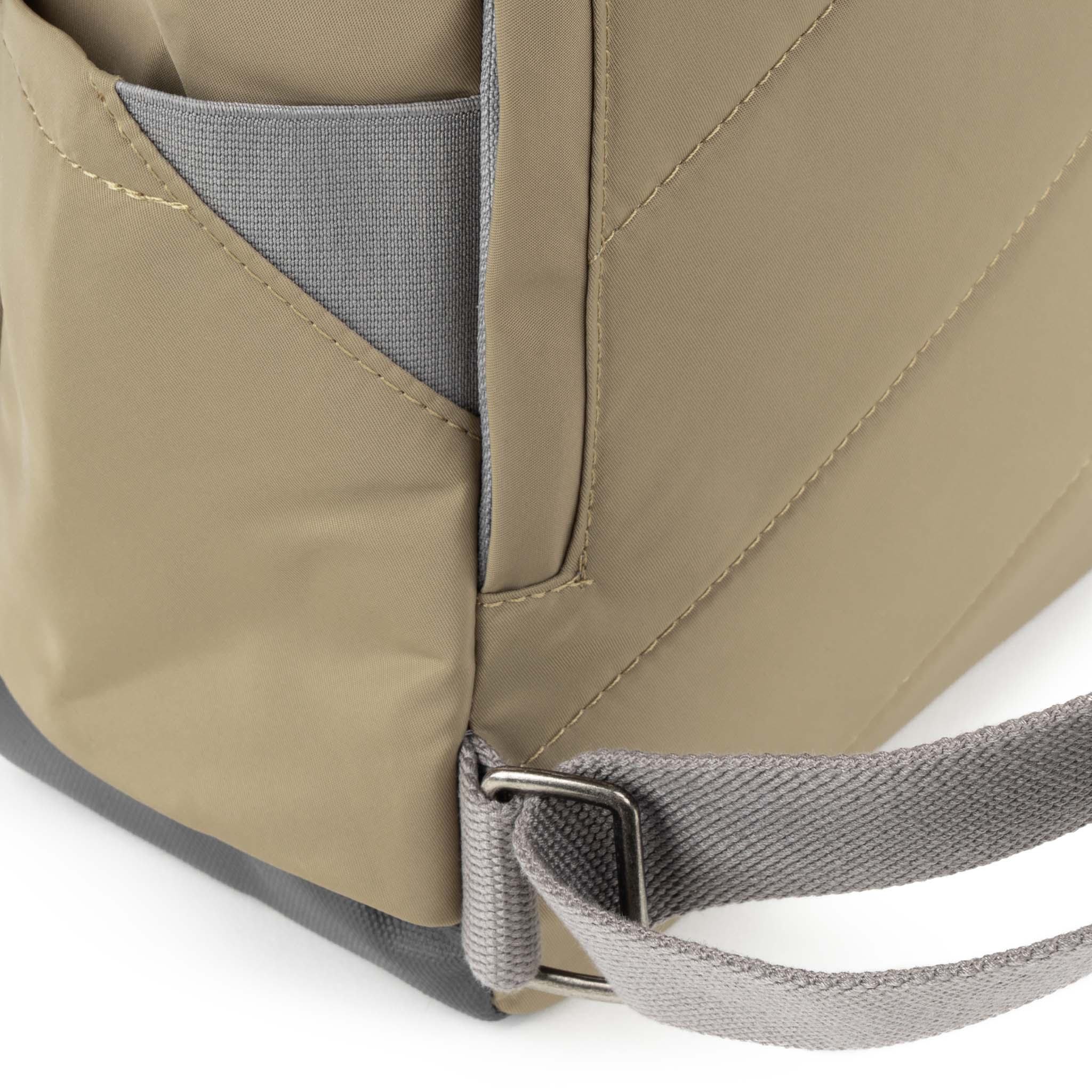 Roka London Canfield Roll Top ryggsekk taupe Medium 16,4 liter