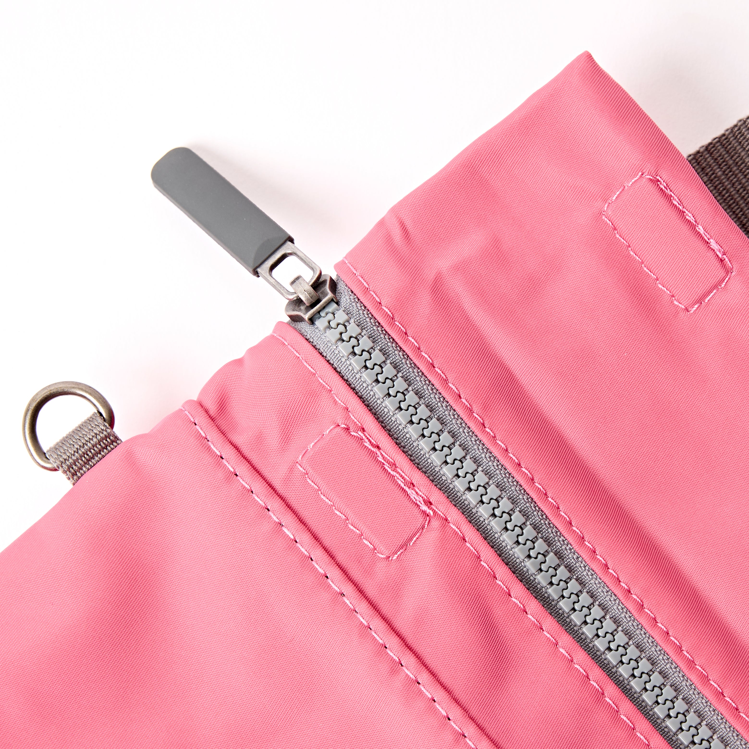 Roka London Stratford Crossbody veske pink lemonade small 0,5 liter