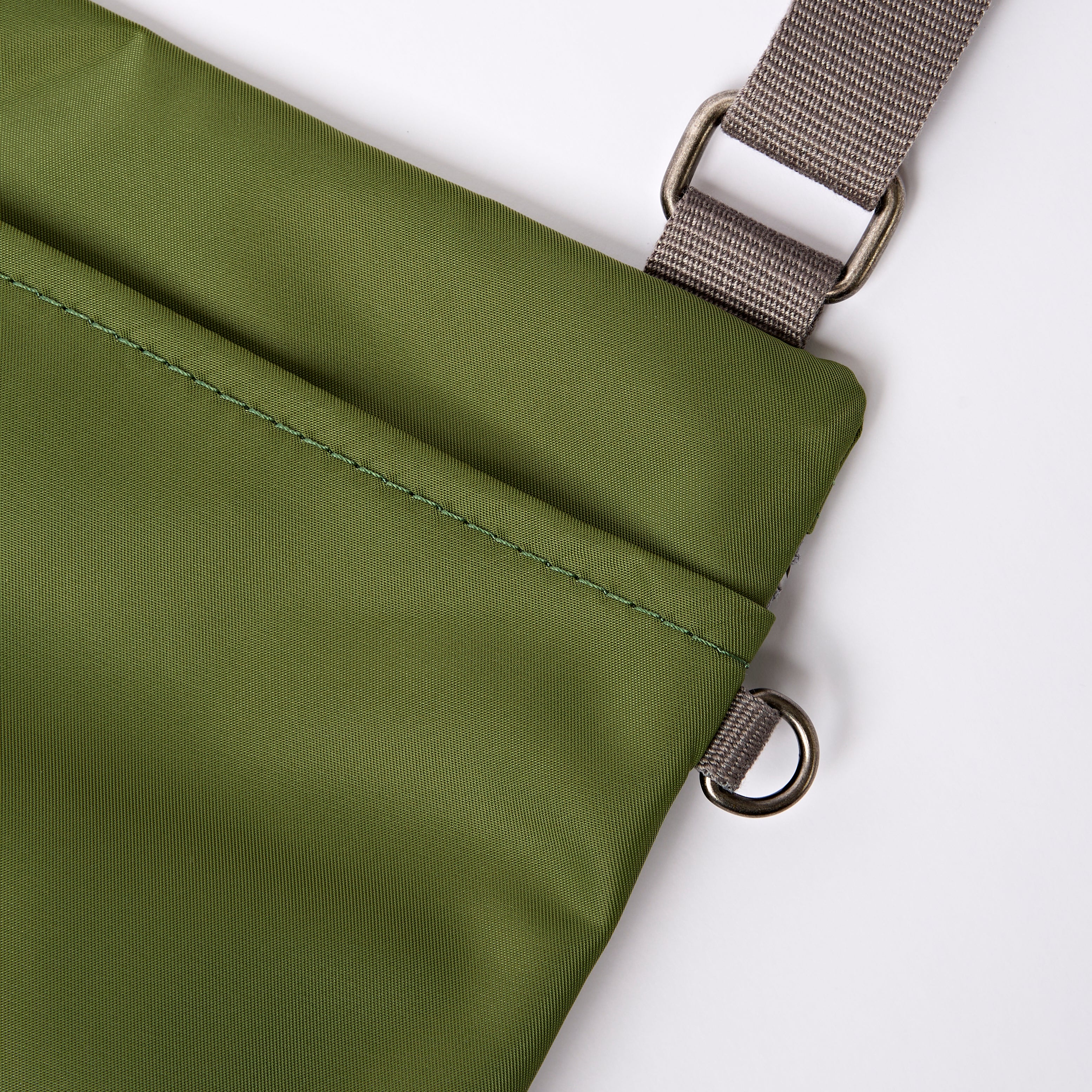 Roka London Chelsea B crossbody Avocado 0,6L vanntett
