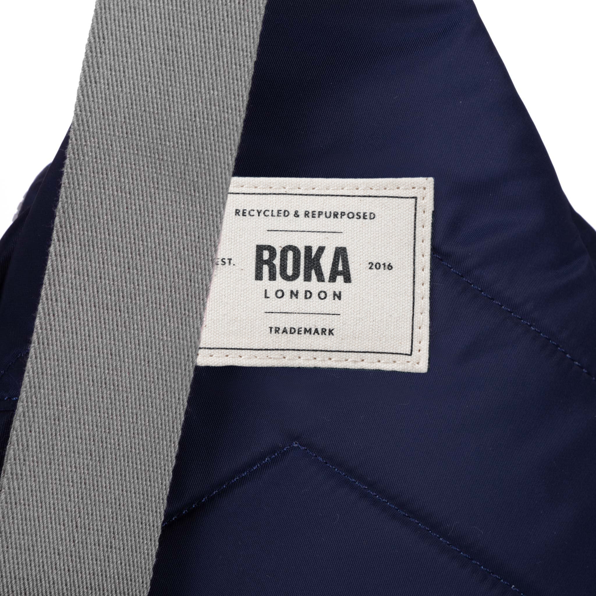 Roka London Willesden B skulderveske large midnight regntestet