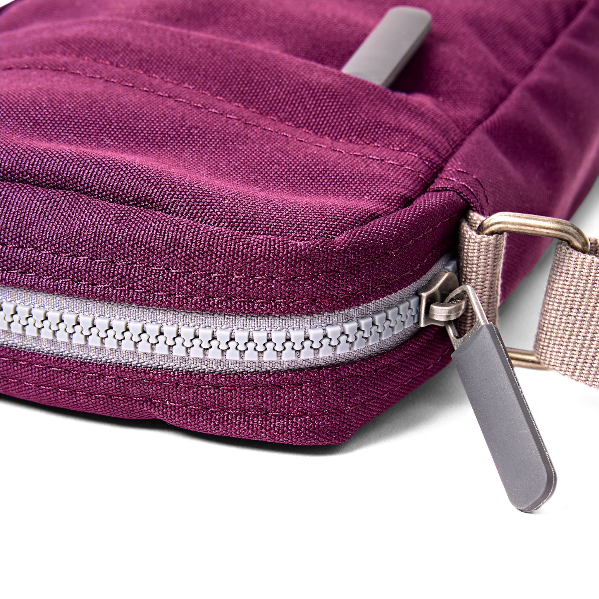 Roka London Bond Pocket crossbodyveske cherry small værbestandig