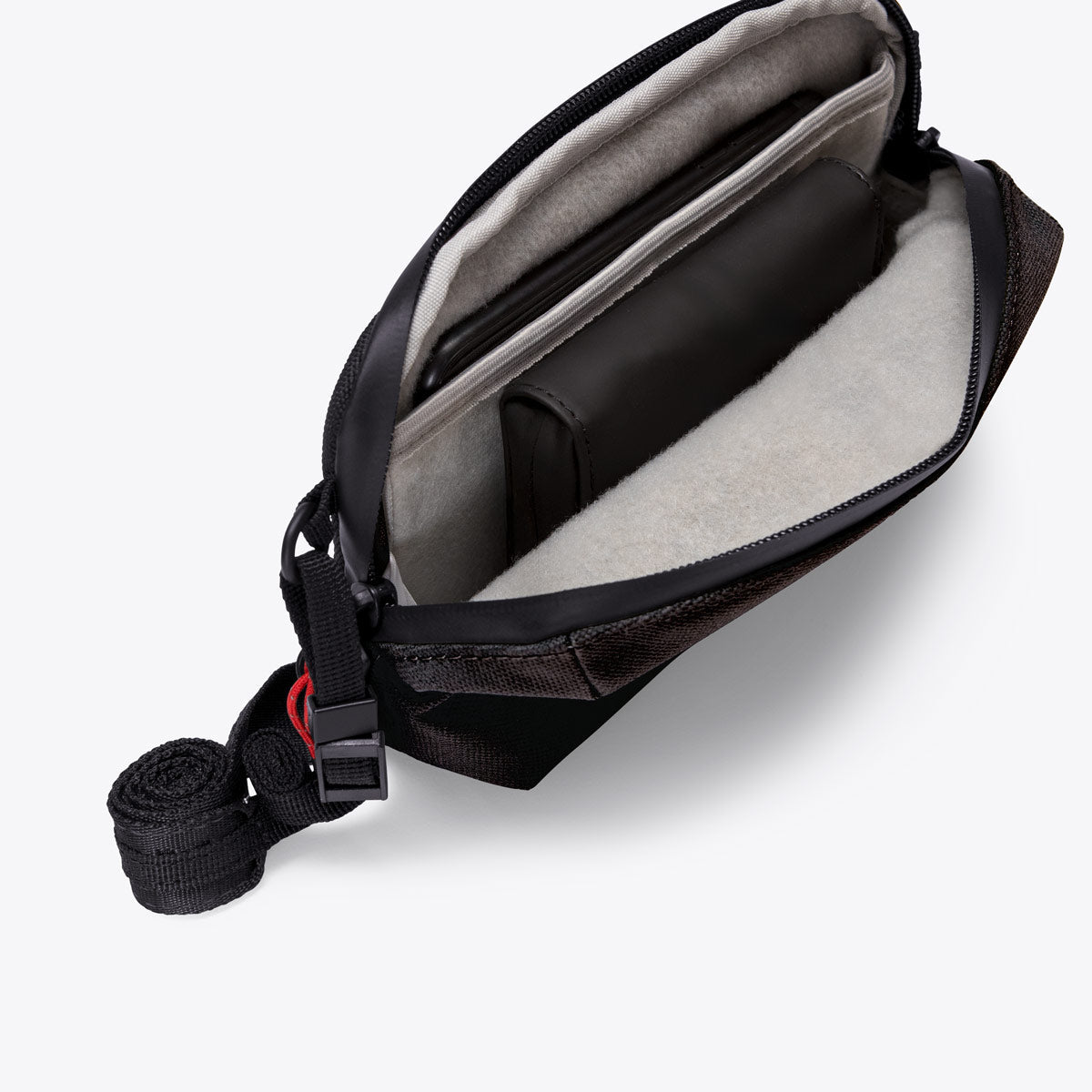 Ucon Acrobatics Ando crossbody-veske Medium Asphalt Reflective lett