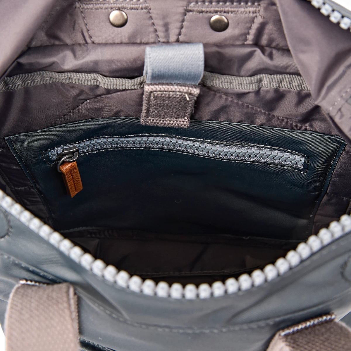 Roka London Canfield Roll Top ryggsekk Medium Beluga 16,4 l