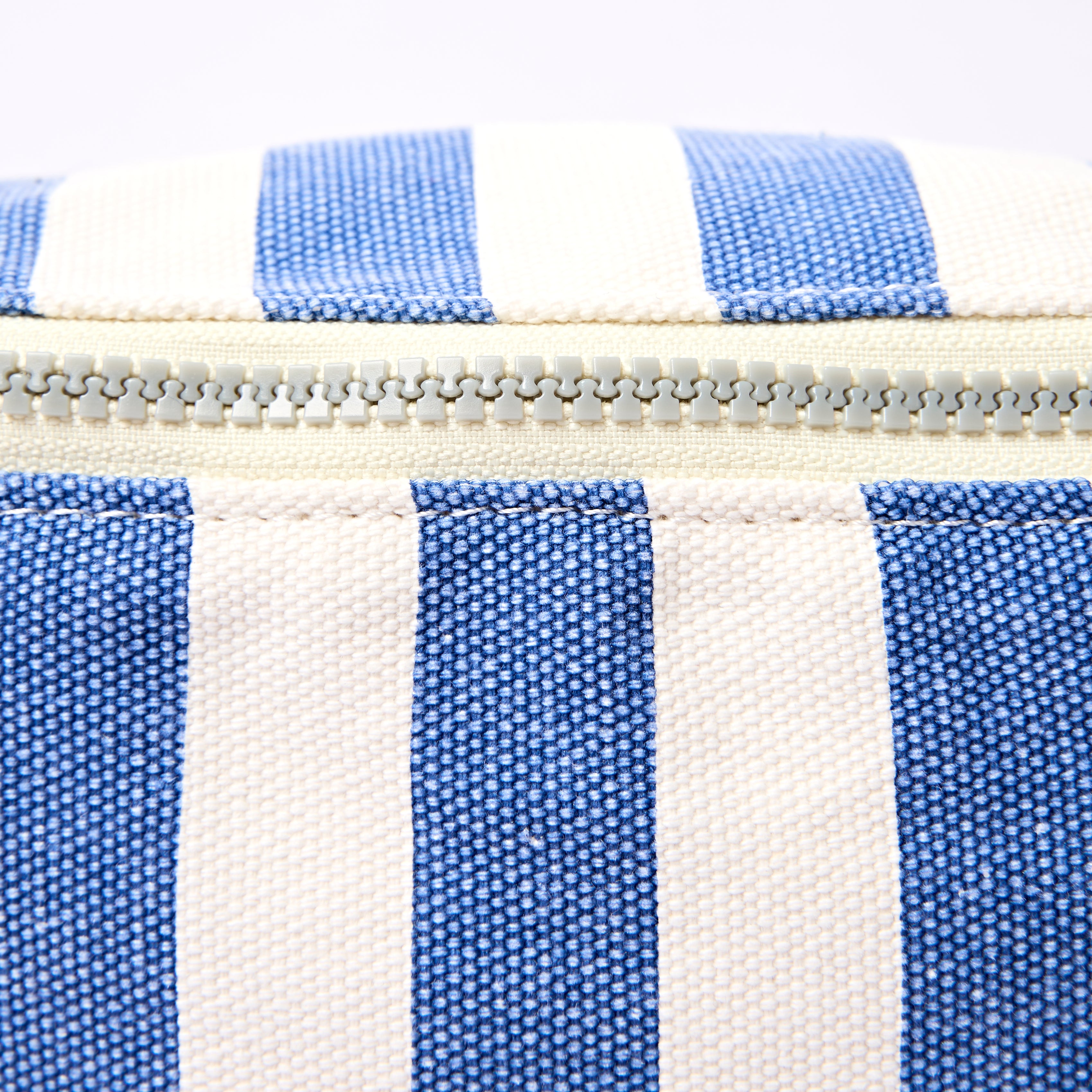 Roka London Mill Hill crossbody small denim stripe 3,7 liter