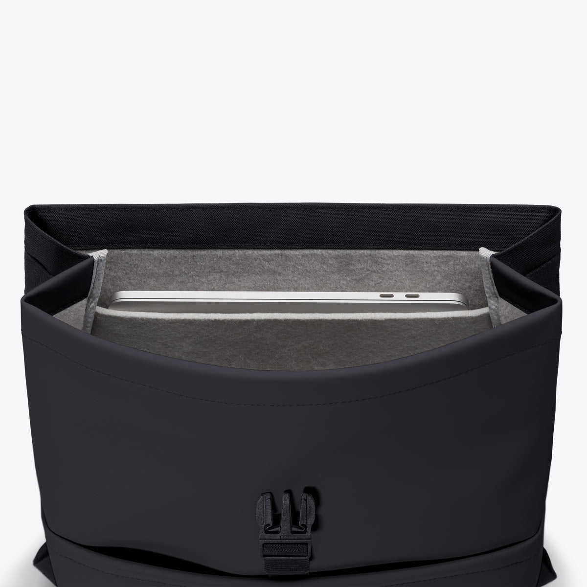 Ucon Acrobatics Mion flap-top ryggsekk Svart ripestoff skinnlook