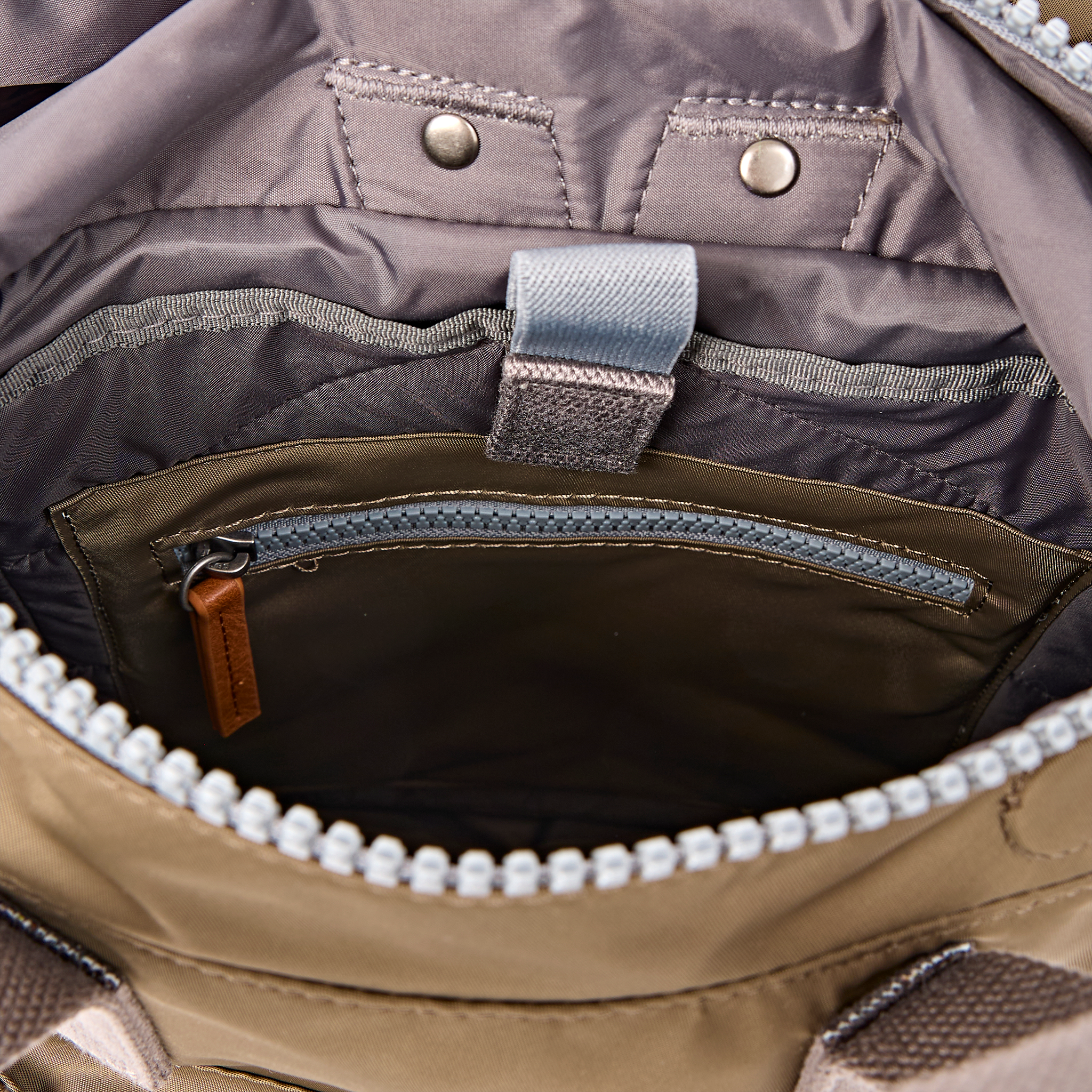 Roka London Canfield Roll Top ryggsekk Army Medium 16,4 liter
