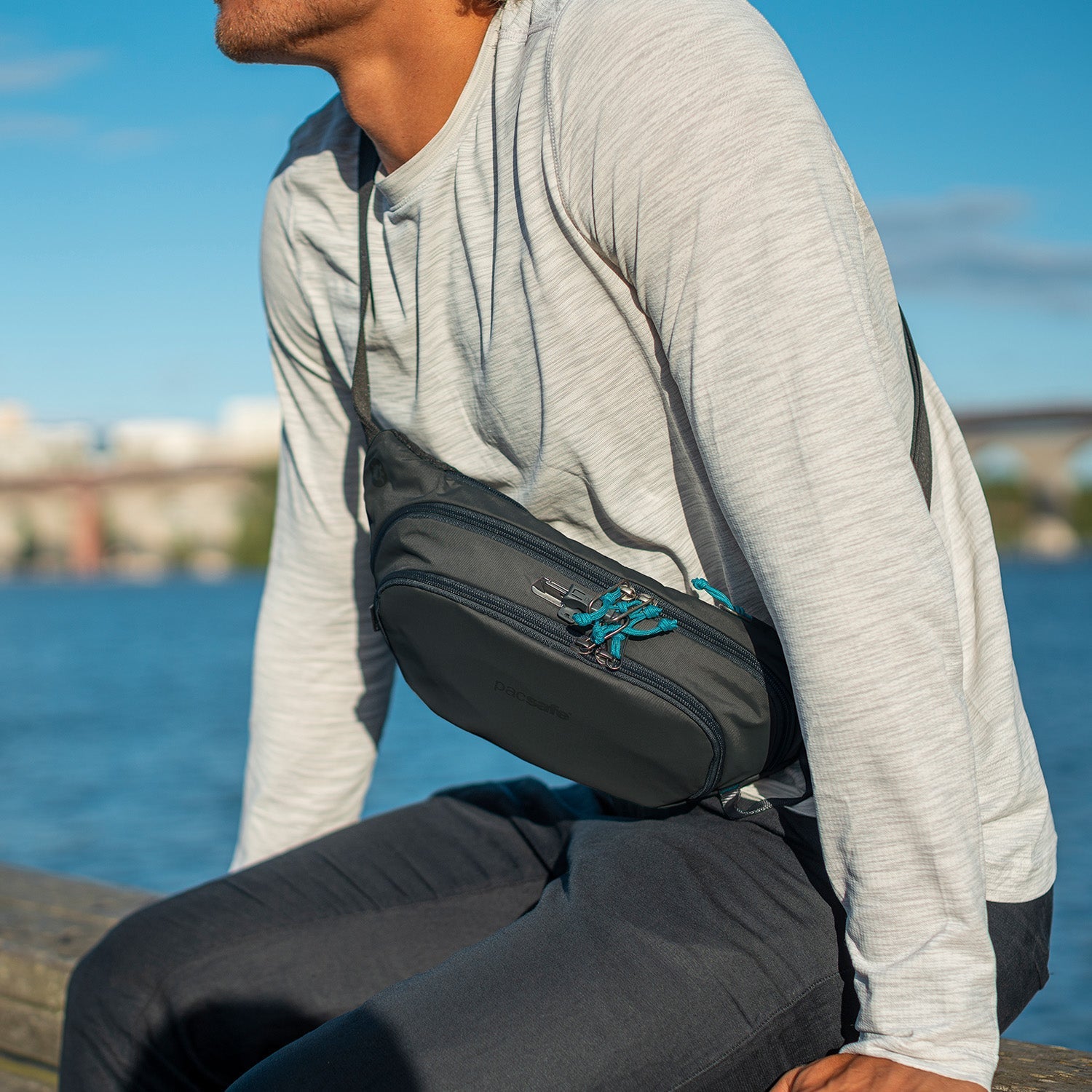 Pacsafe Eco E midjeveske svart resirkulert nylon
