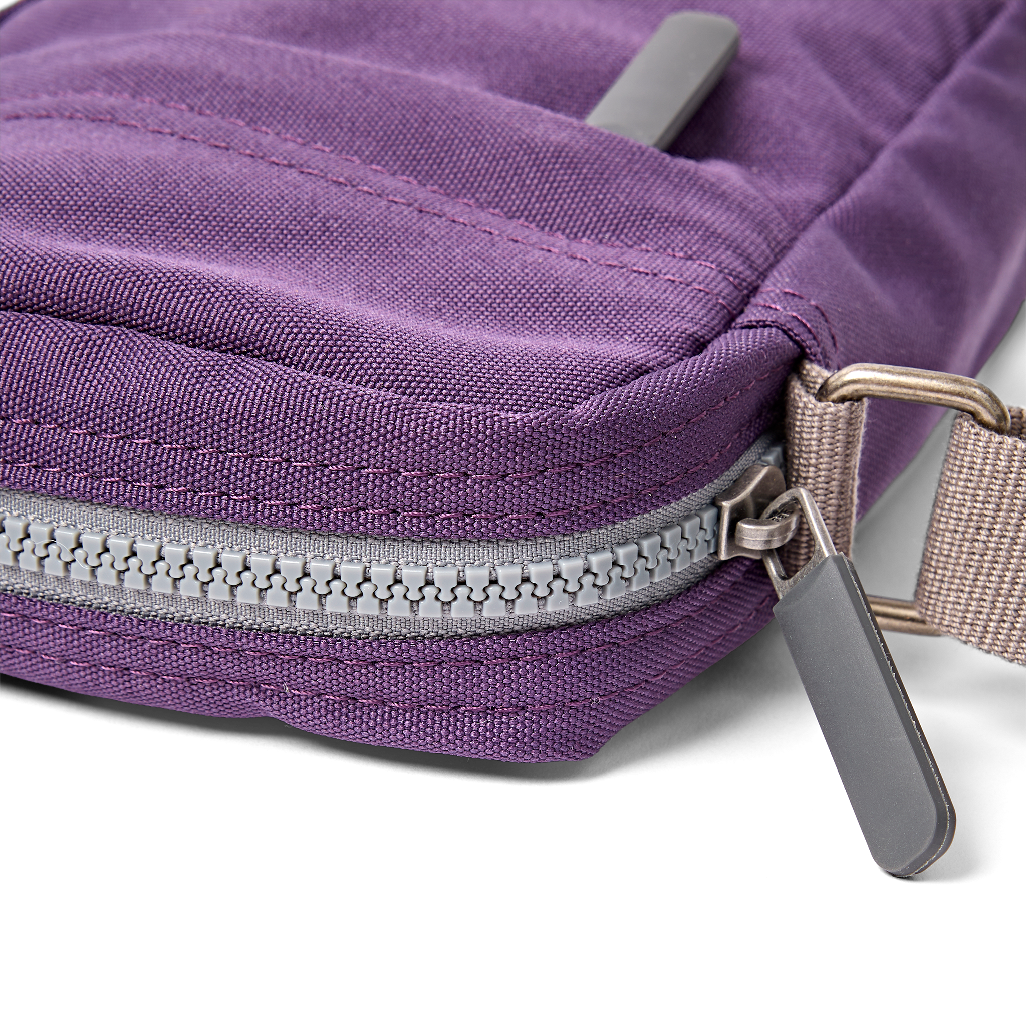 Roka London Bond Pocket crossbody-veske Small Deep Grape værbestandig