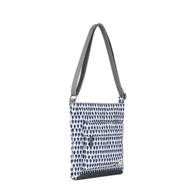 Roka London Kennington crossbody veske Denim Rain medium 2,7 l