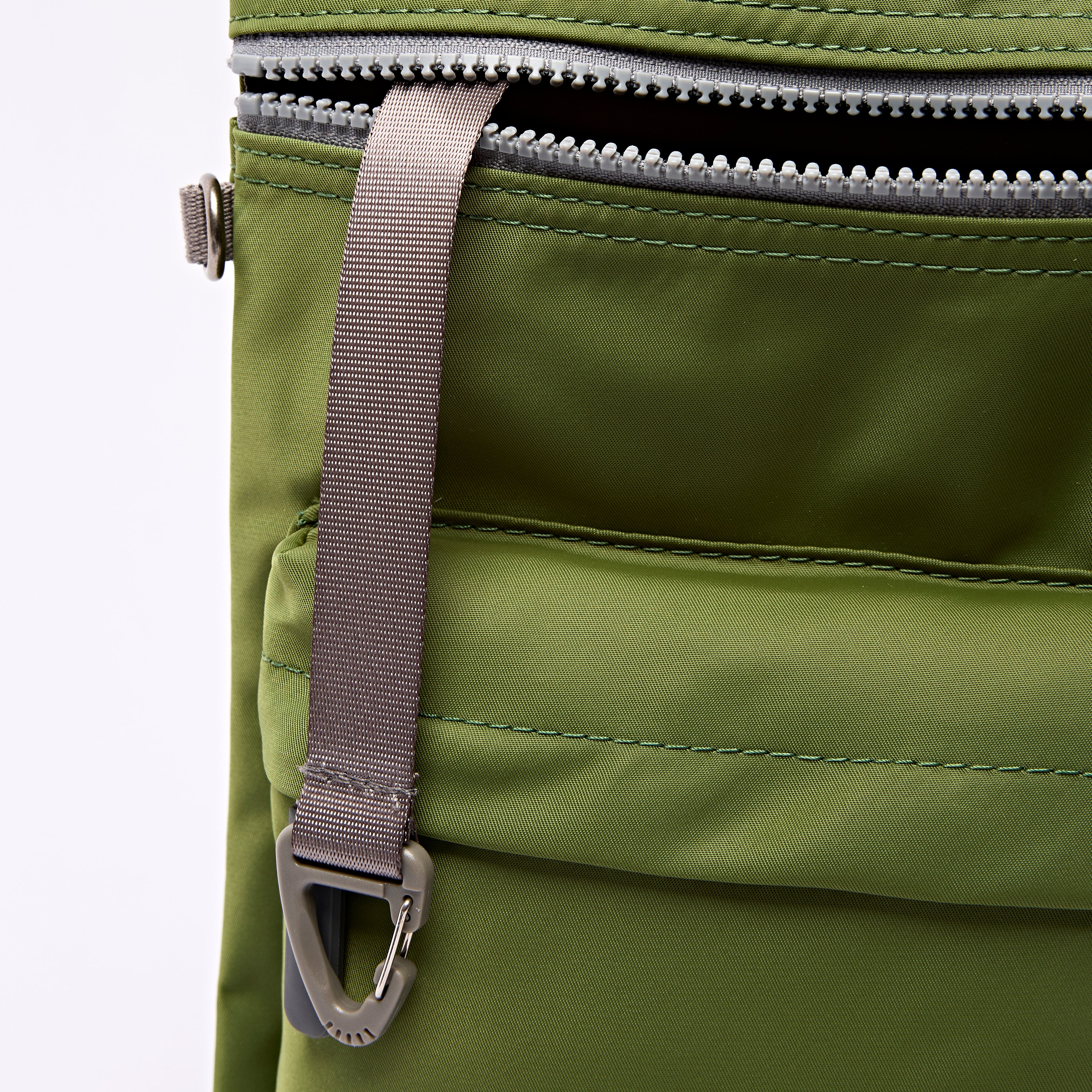 Roka London Chelsea B crossbody Avocado 0,6L vanntett