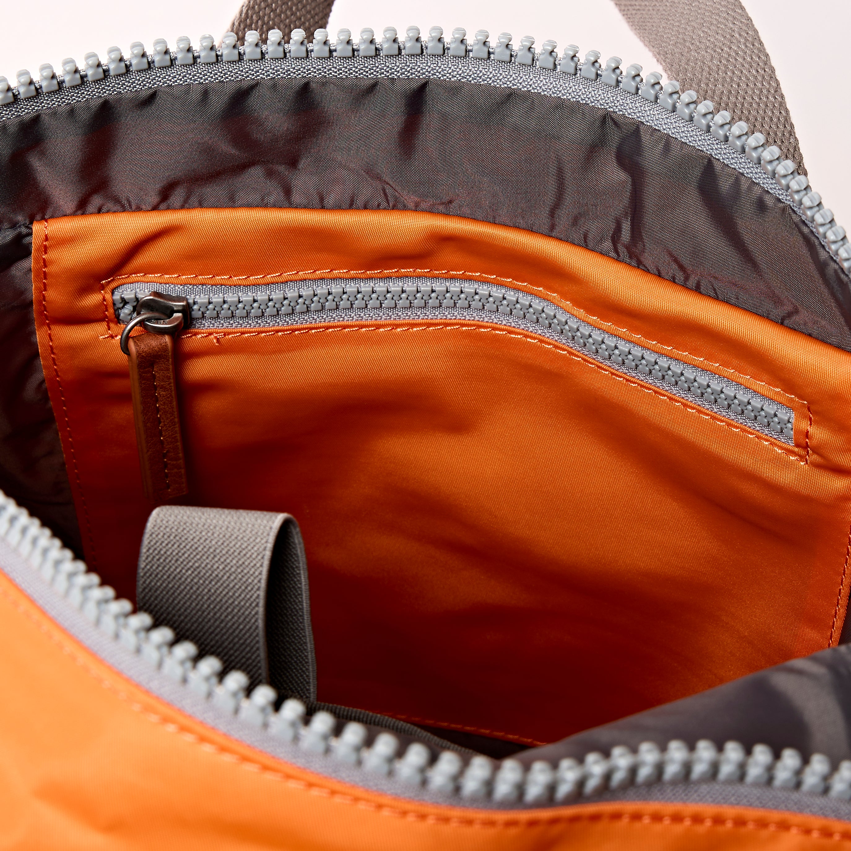 Roka London Canfield sekk jaffa orange medium roll-top 16,4 l